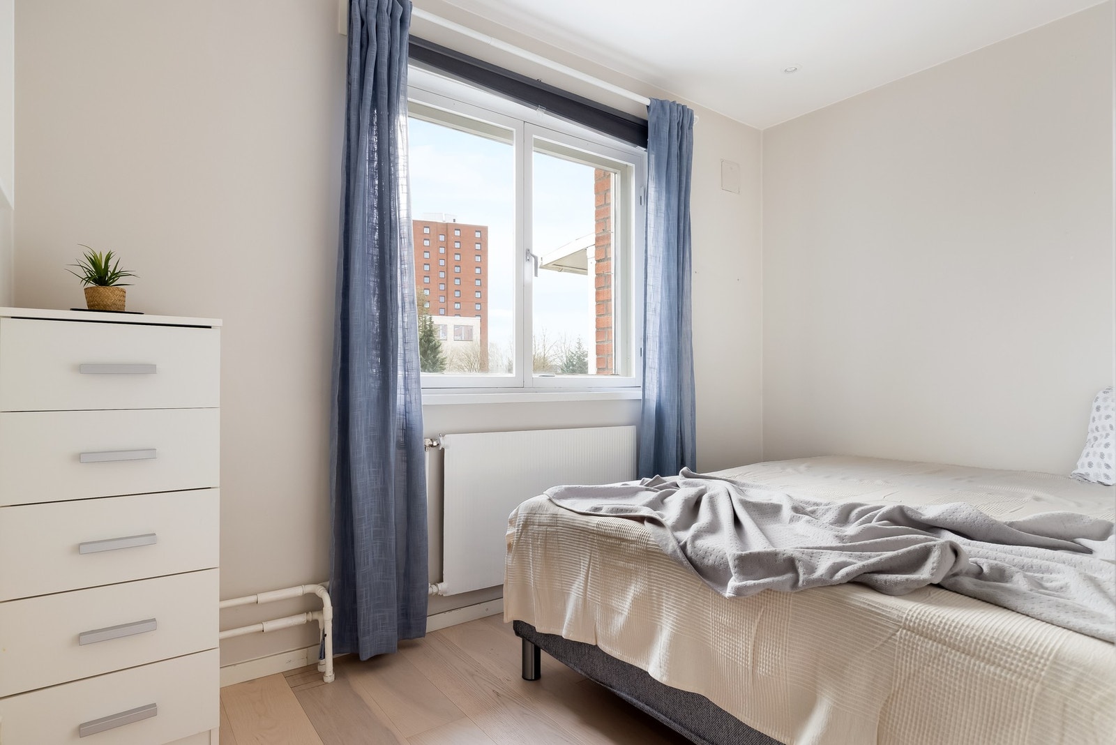 På det andre soverommet er det også fin plass til stor seng og kommode. Galleribilde