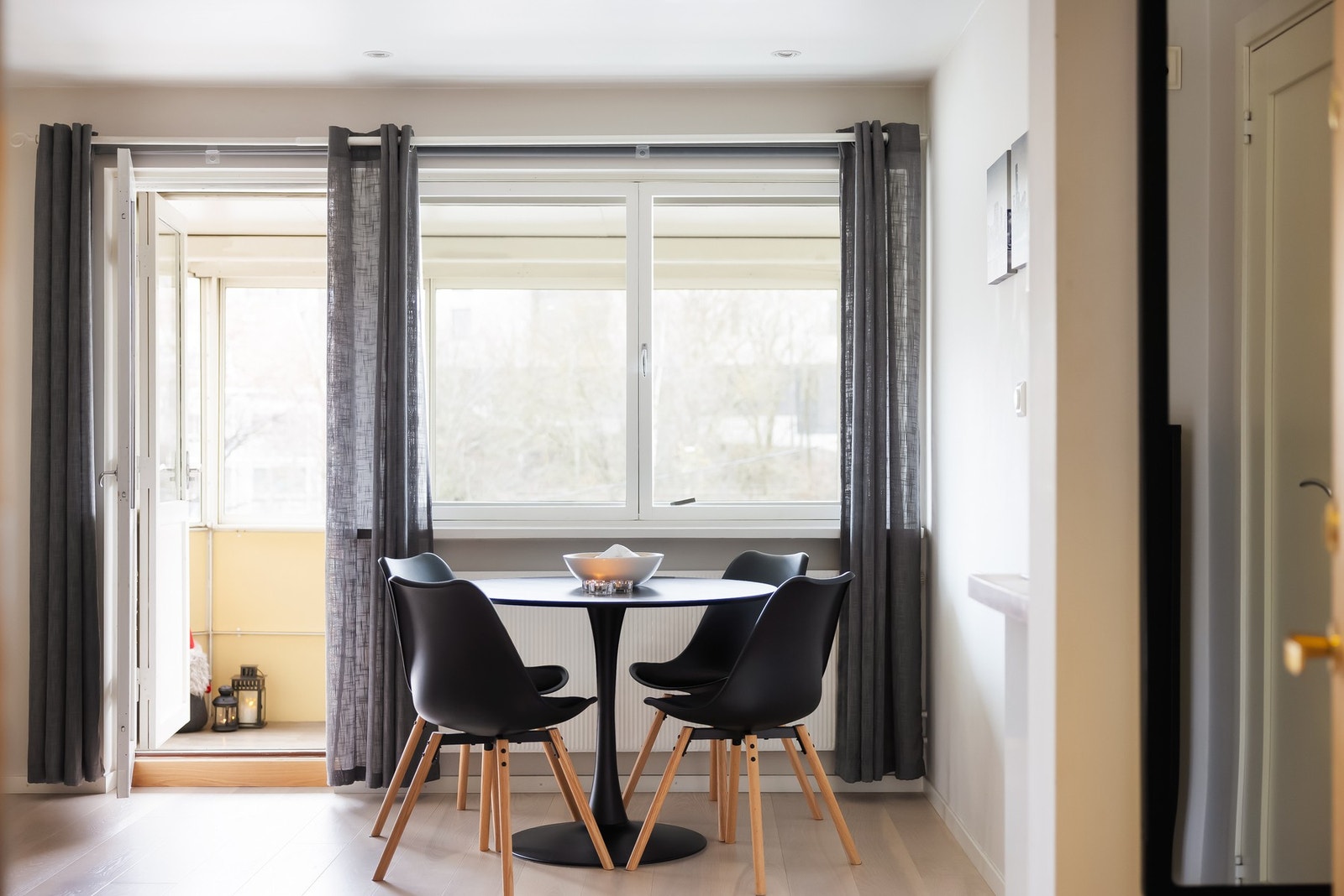 Boligen har en godt utnyttet planløsning og er holdt i lyse farger. Galleribilde