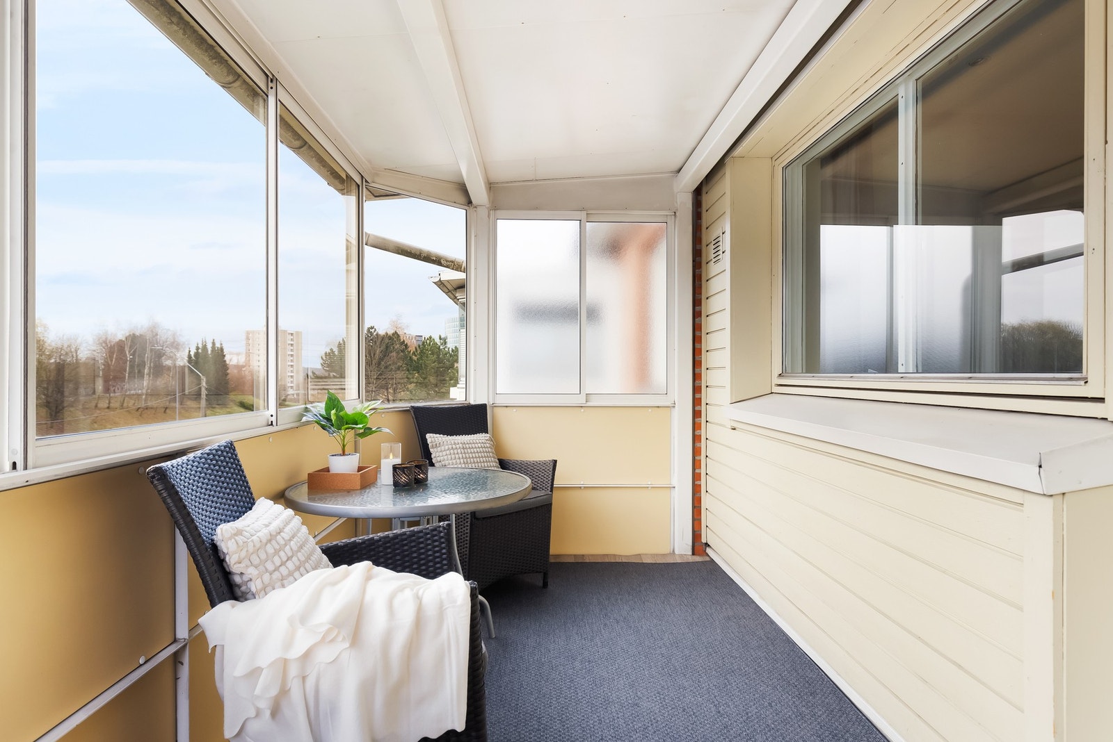 Fra stuen er det direkte utgang til en sydvendt innglasset balkong. Galleribilde