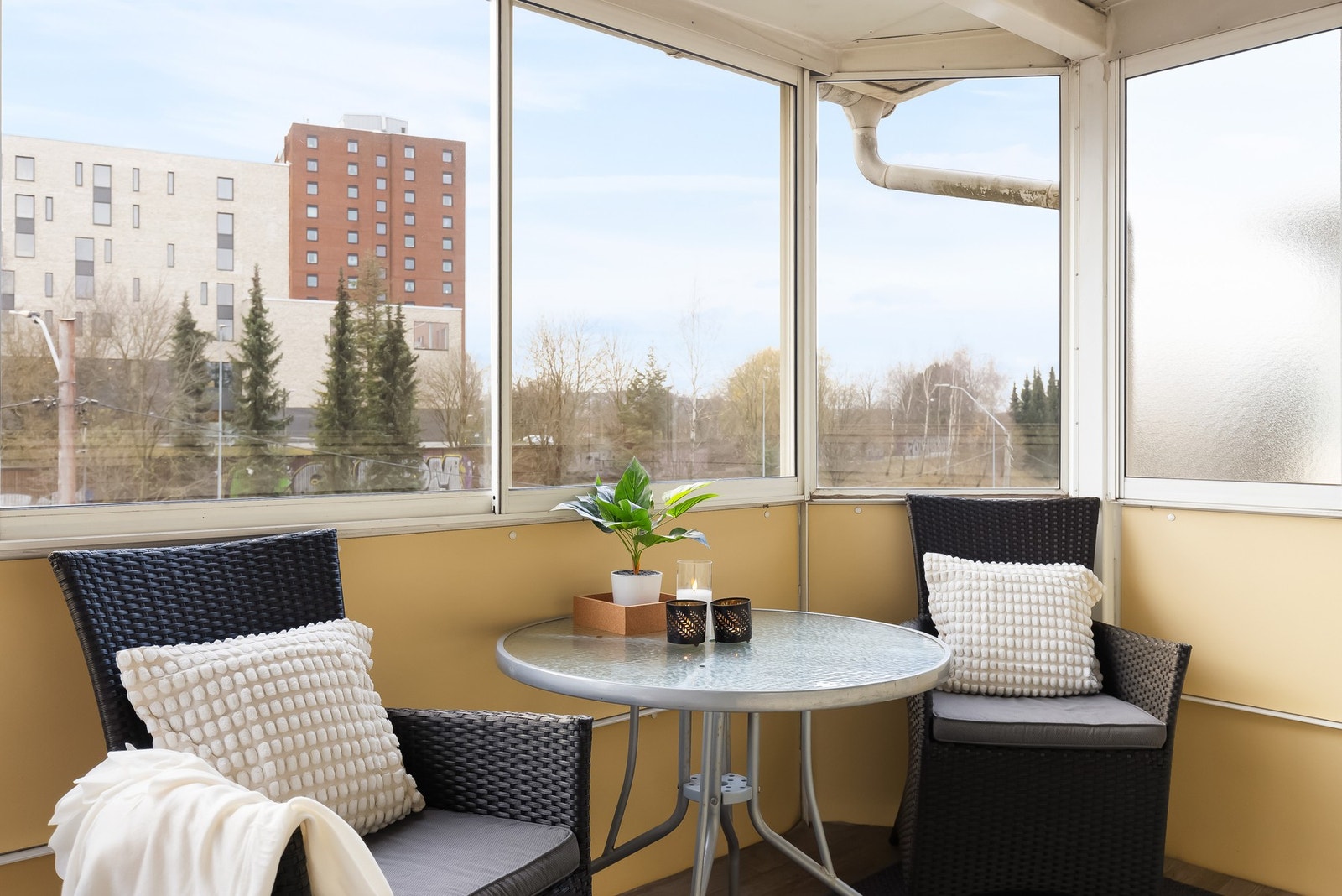 Balkongen er på ca. 9 kvm og her er det god plass til sittegruppe, beplantning, samt grill om ønskelig. Galleribilde