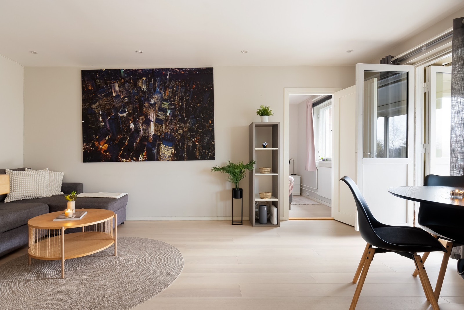 Stuen og kjøkkenet ligger i åpen løsning - noe som gir et hyggelig og sosialt allrom. Galleribilde