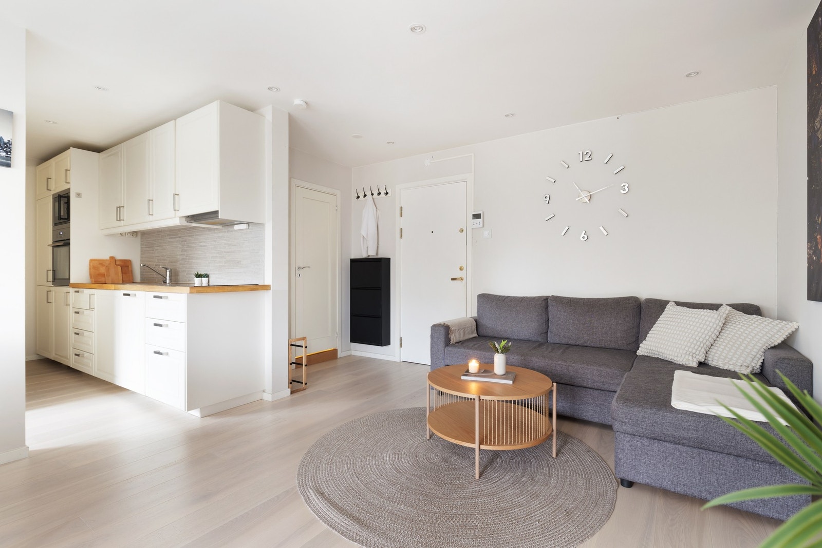 Kjøkkeninnredningen har malte profilerte fronter. Det er heltre benkeplate med nedfelt oppvaskkum og nedfelt koketopp. Galleribilde