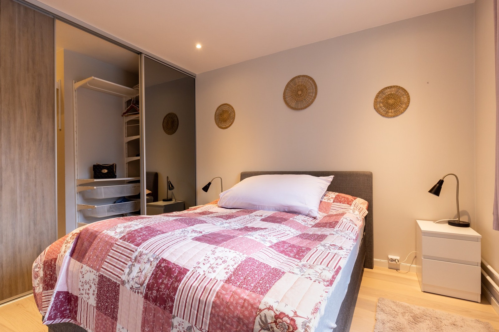 På begge soverommene er det plass til stor seng og nattbord. Galleribilde