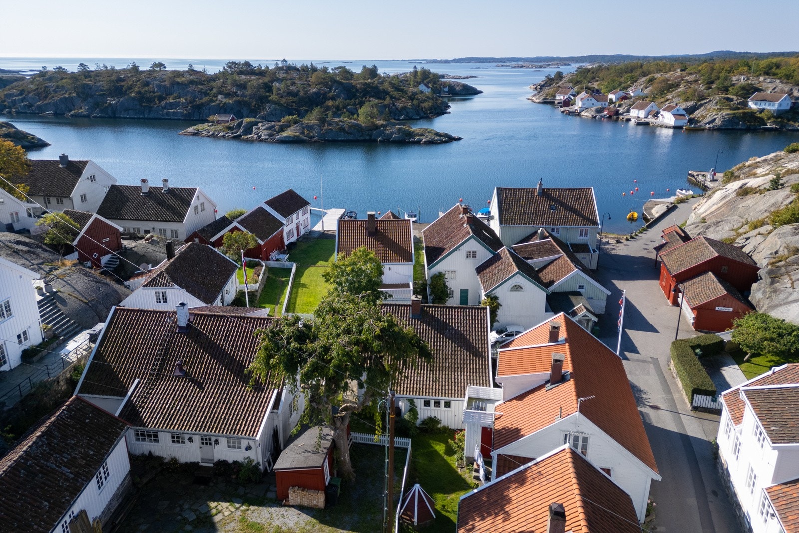 Umiddelbar nærhet til sommeråpen isbar og landhandel Galleribilde