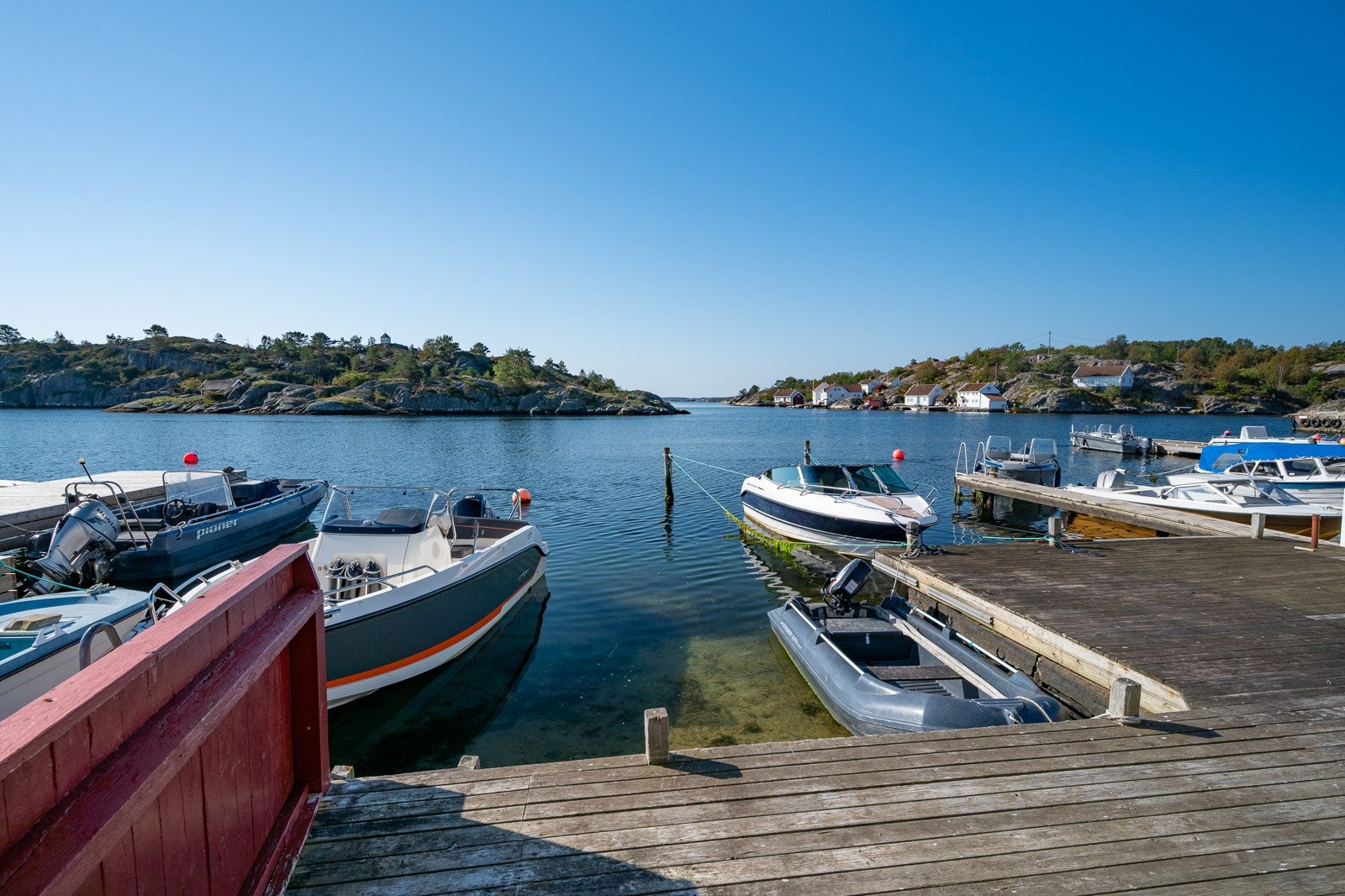 Brygge med trapp ned til sandbunn Galleribilde