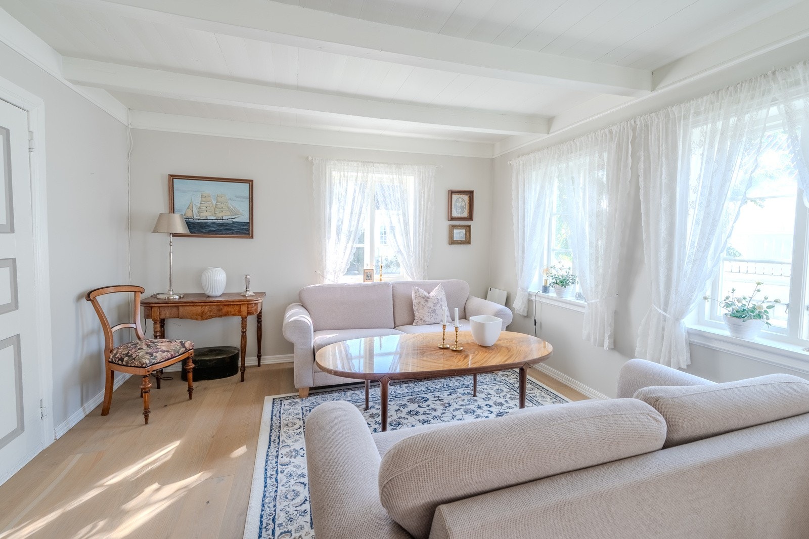 Parkettgulv, fine takbjelker og lyse flater Galleribilde