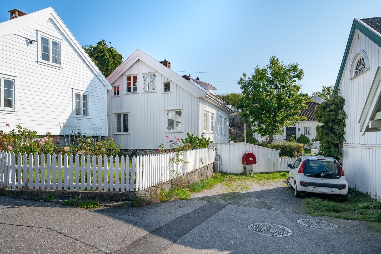 Privat p-plass ved boligen - en manglevare i Brekkestø Galleribilde