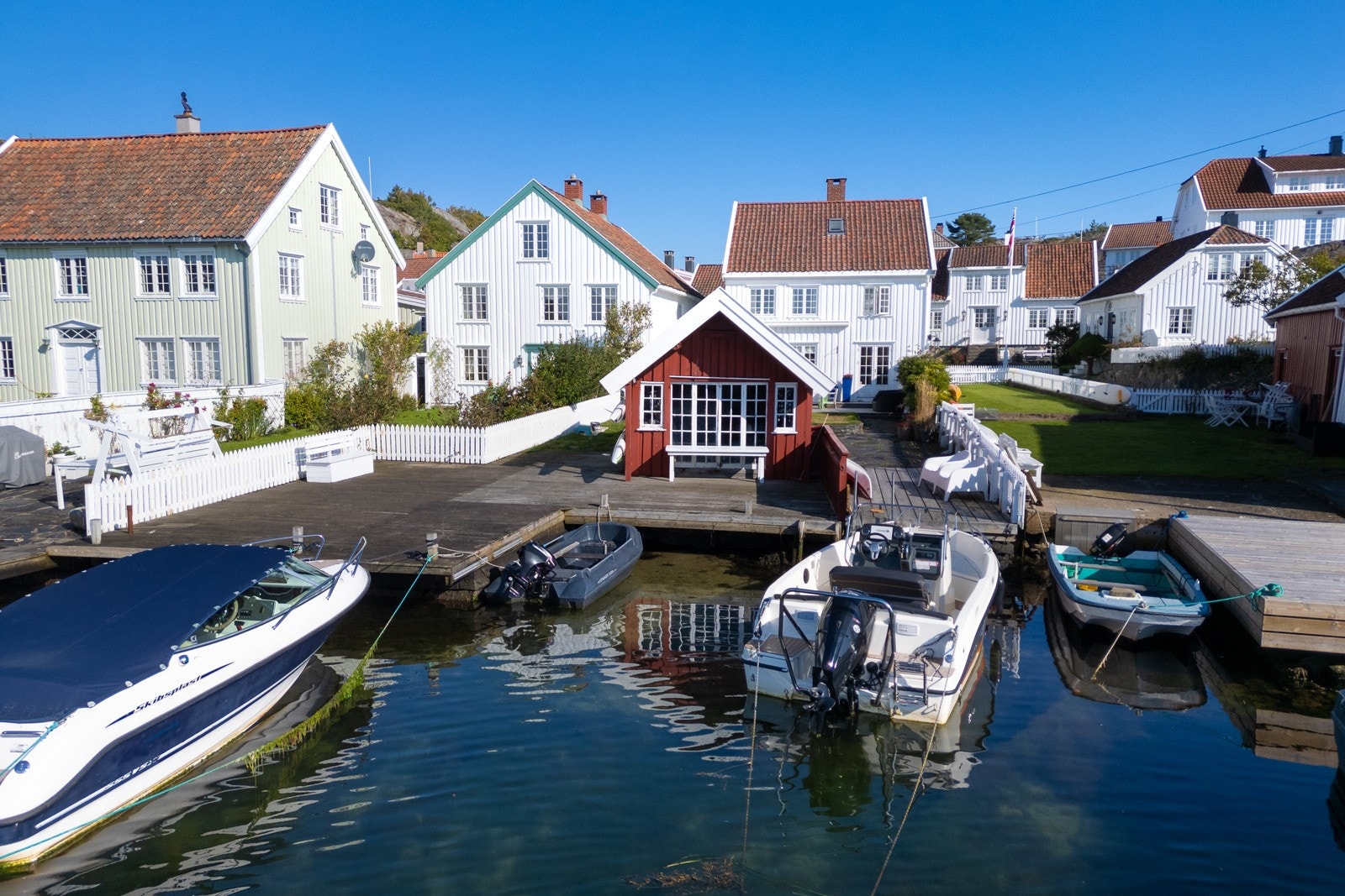 Sjøbod og brygge med båtplass Galleribilde
