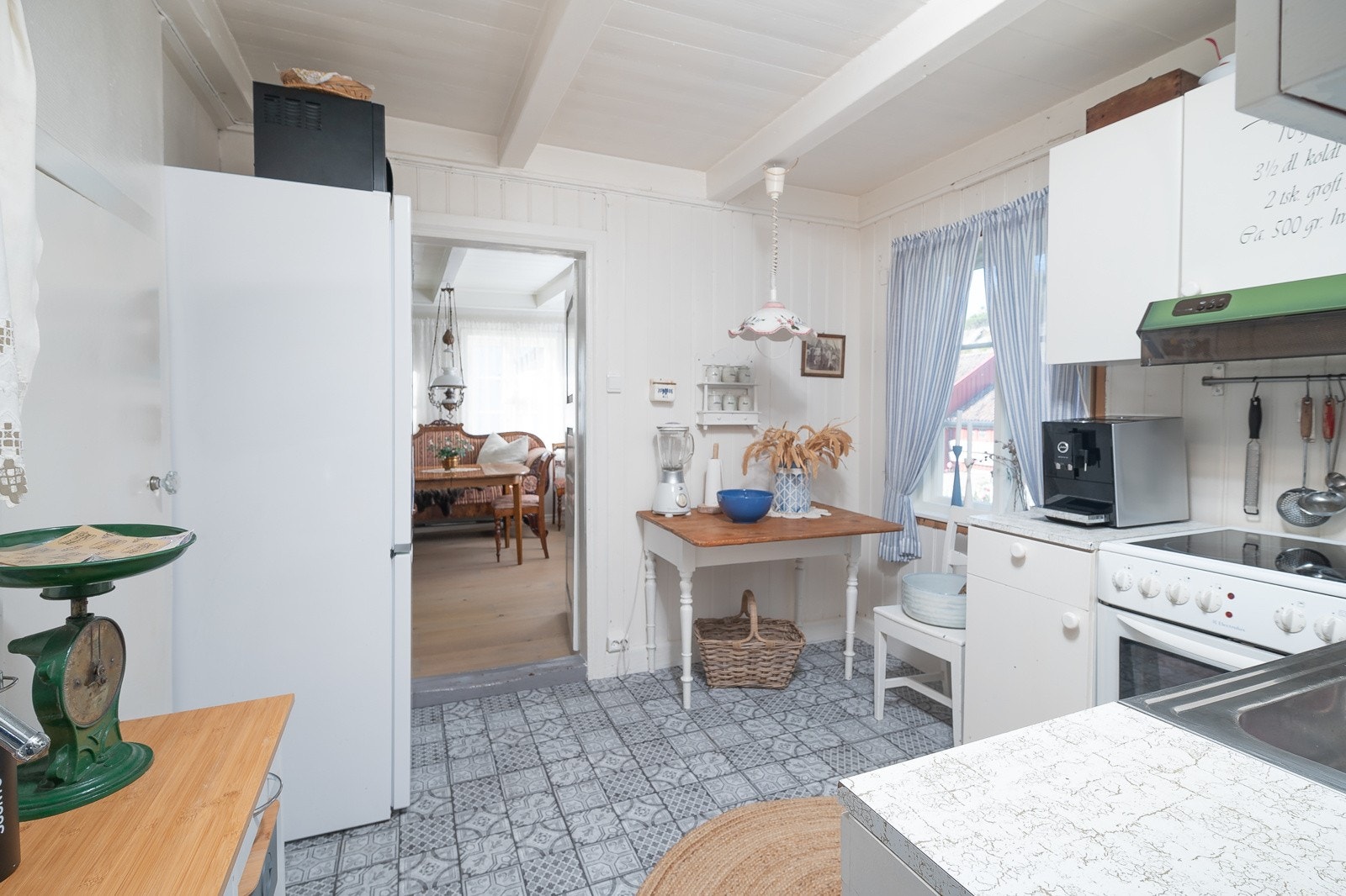 Kjøkkenet har gulvbelegg med historisk mønster Galleribilde