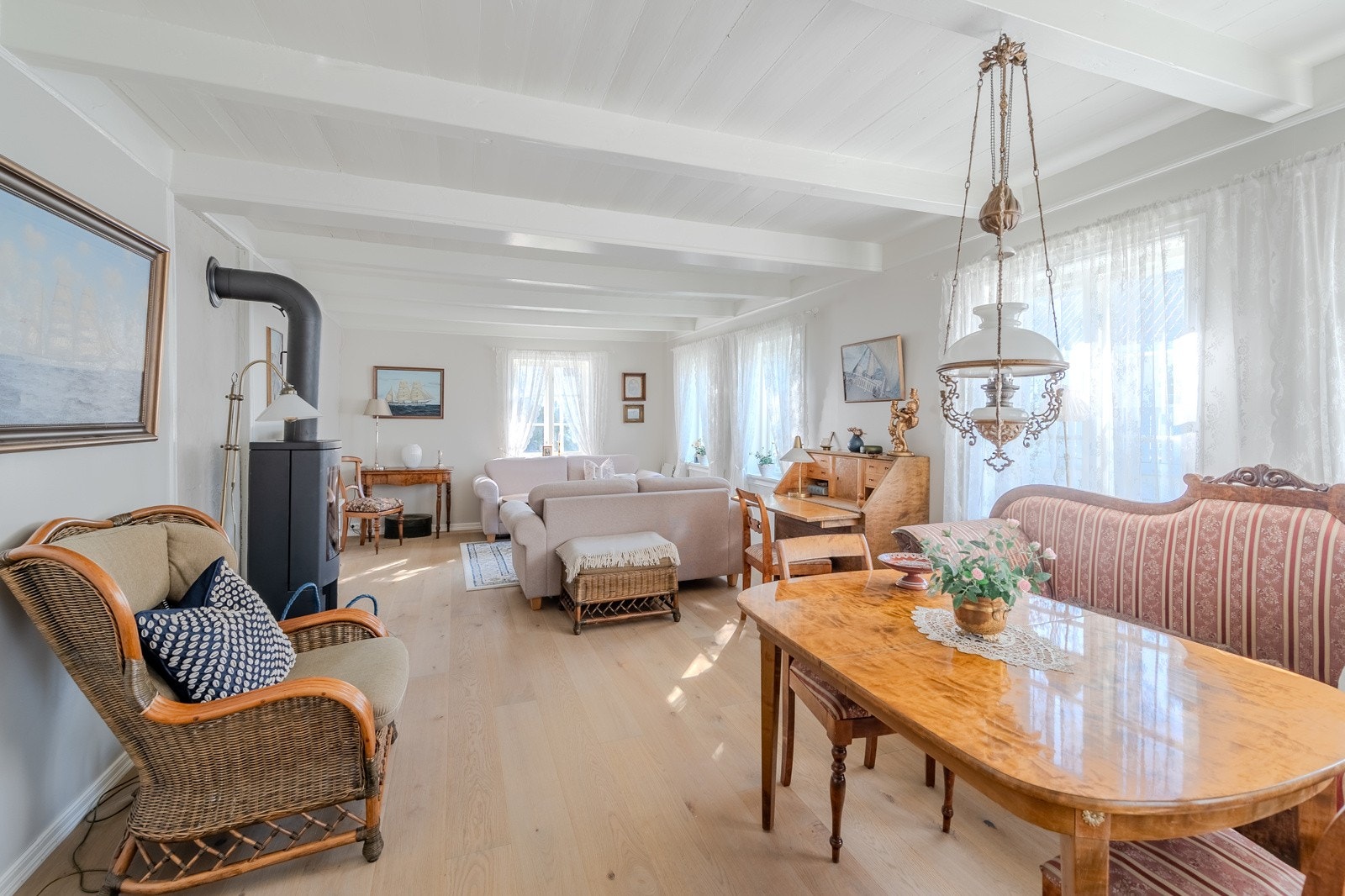 Oppgradert stue med plass til flere sittegrupper Galleribilde