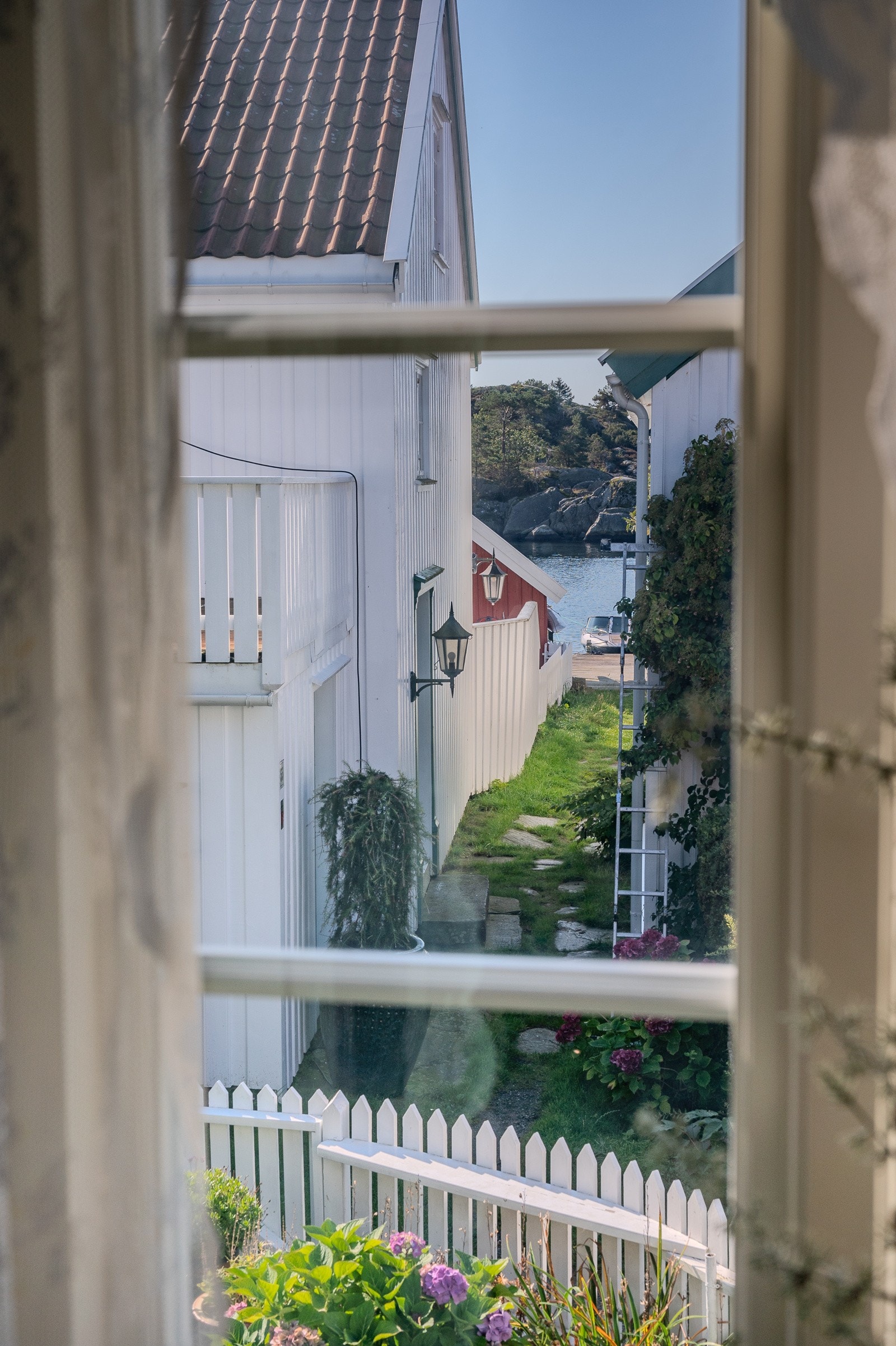 Utsikt over privat gangvei til sjøbod og brygge Galleribilde