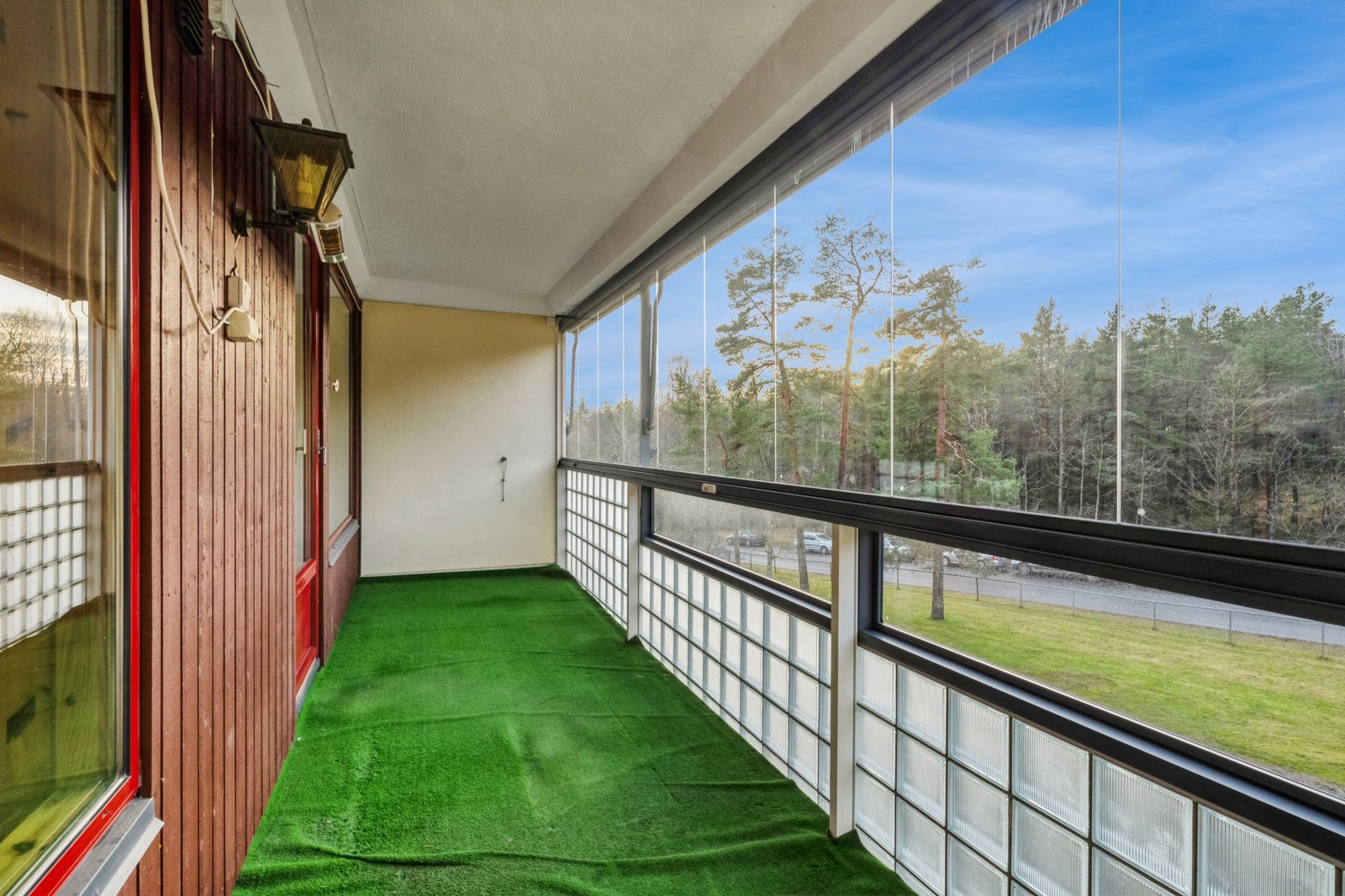 Fra stuen er det utgang til innglasset balkong på ca. 13kvm hvor man kan nyte det sommeren har å by på. Galleribilde