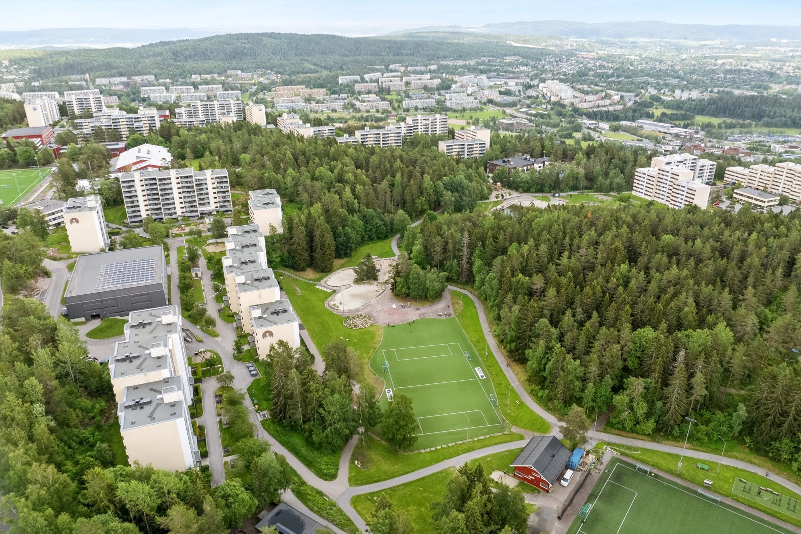 Romsås har fokus på et rikelig aktivitetstilbud for barna. På bildet ser dere noen av fotballbanene. Galleribilde