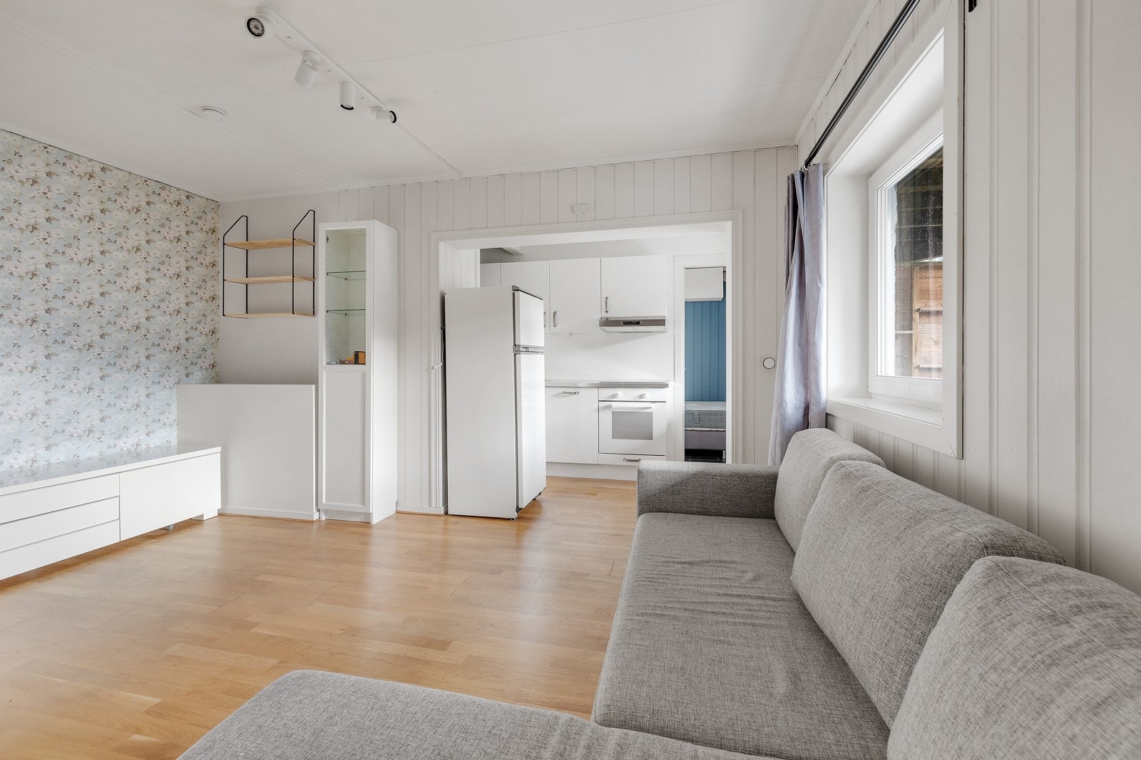 Det er god plass til sofaseksjon og medievegg. Galleribilde