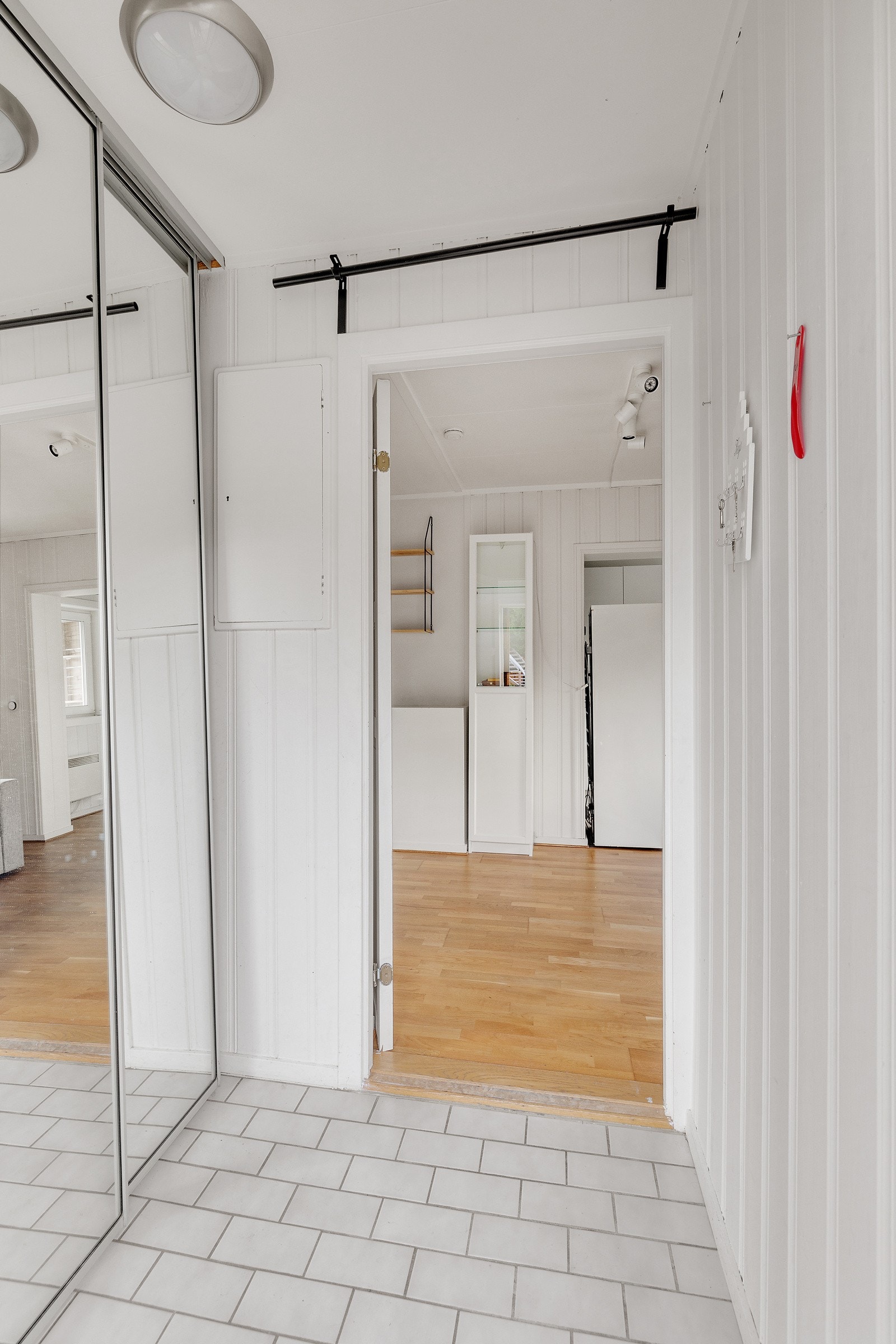 Romslig entré med stor skyvedørsgarderobe. Galleribilde