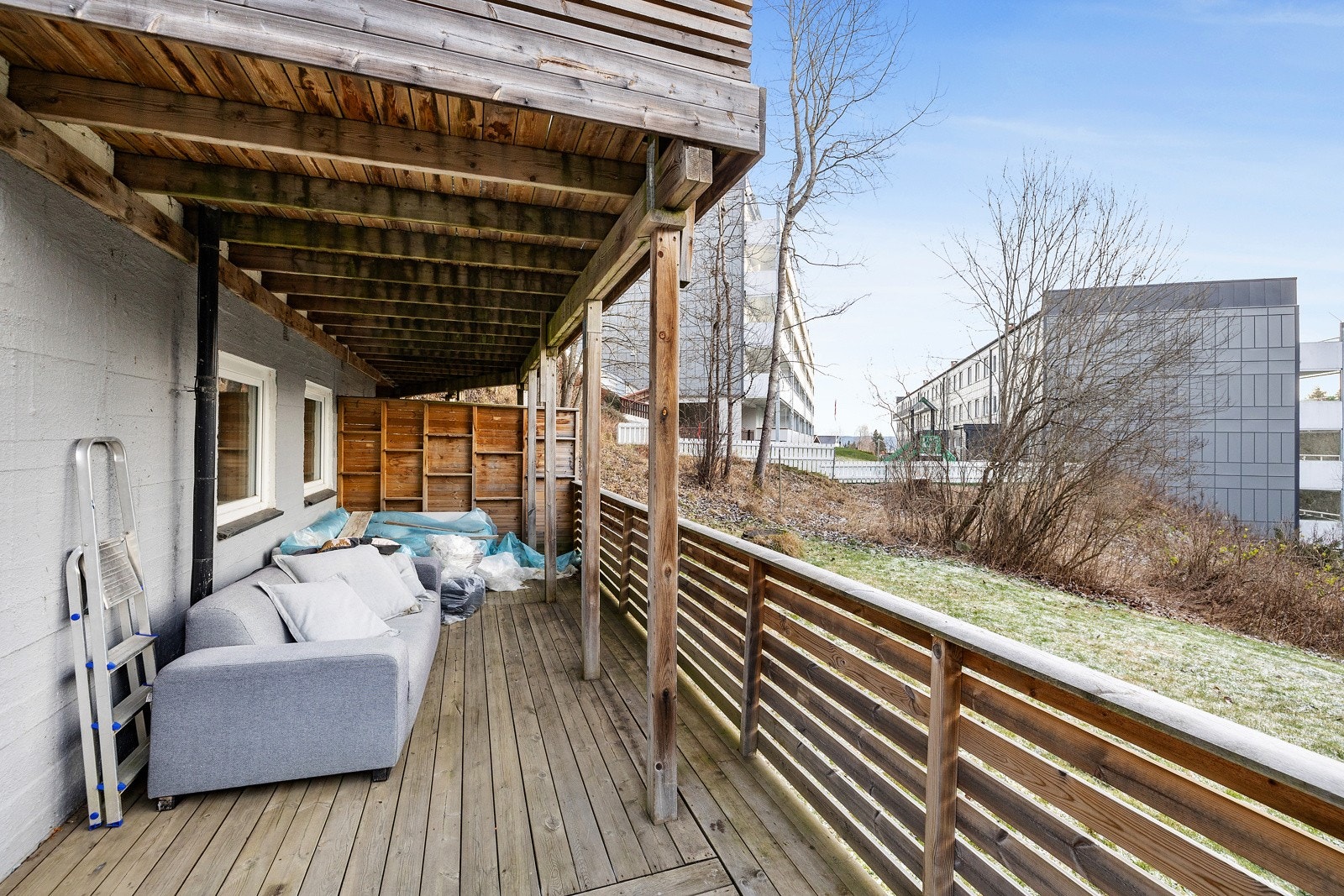 Det er god plass til loungegruppe, grill og annet utemøblement Galleribilde
