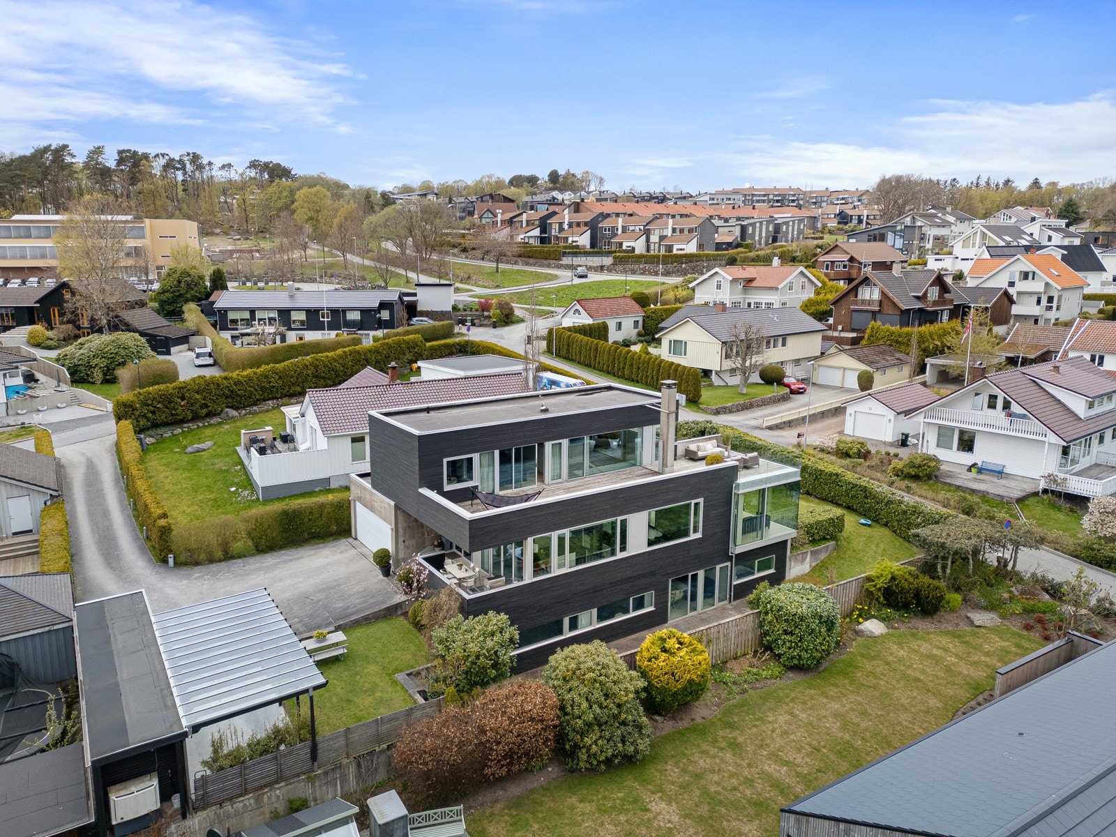 Eiendommen ligger sentralt plassert med kort avstand til det meste. 3 minutter å gå til Gausel stasjon hvor det er hyppige avganger i begge retninger. Galleribilde