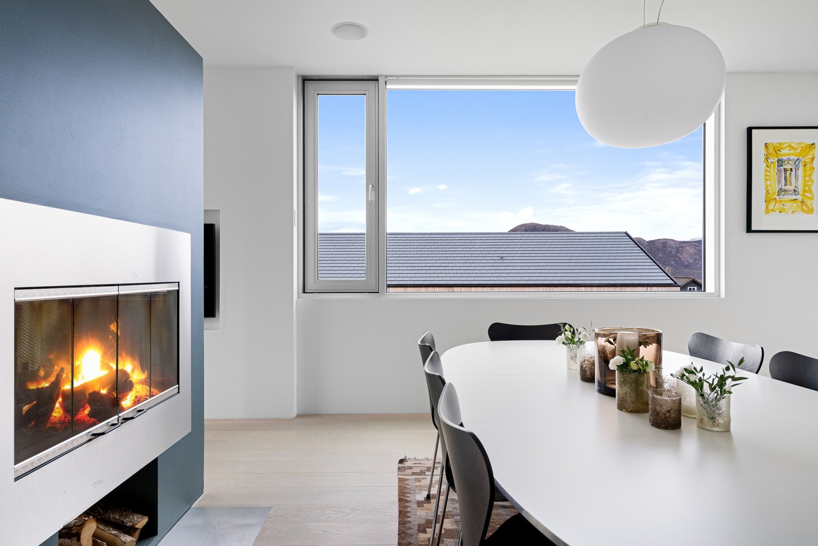 Spisestuen har delvis åpning både til kjøkken og stue. Oppvasken kan skjules mens verten har kontakt med selskapet. Galleribilde