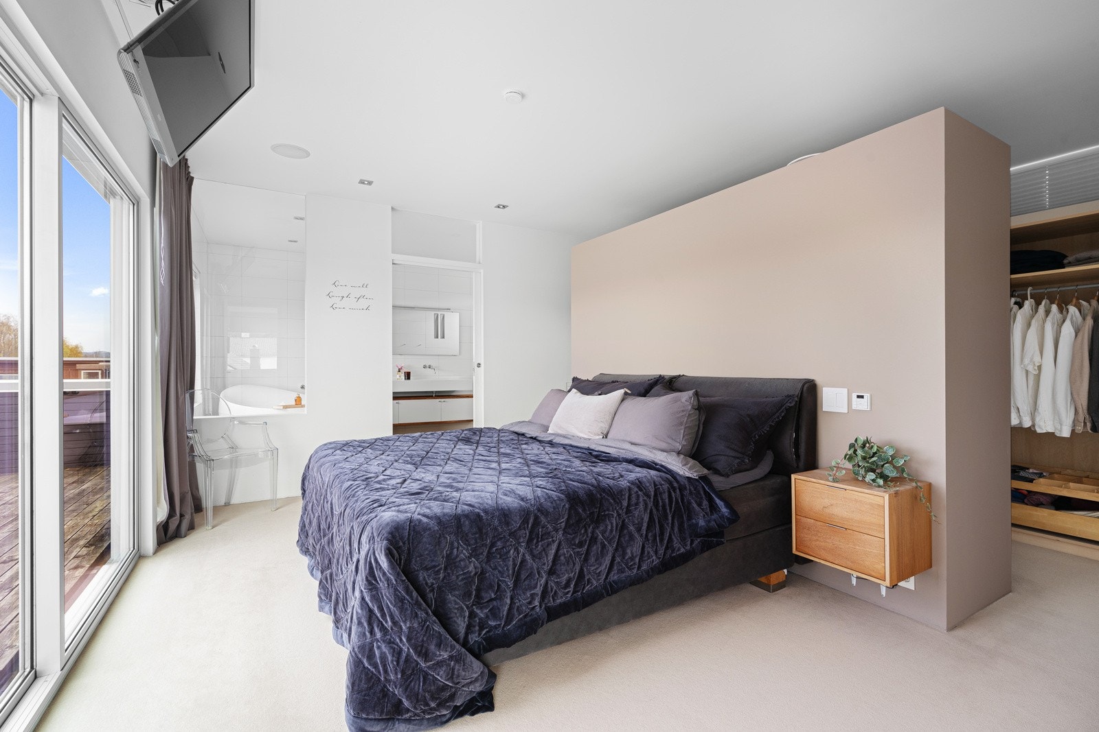 Hovedsoverom med eget baderom og walk-in closet. Galleribilde