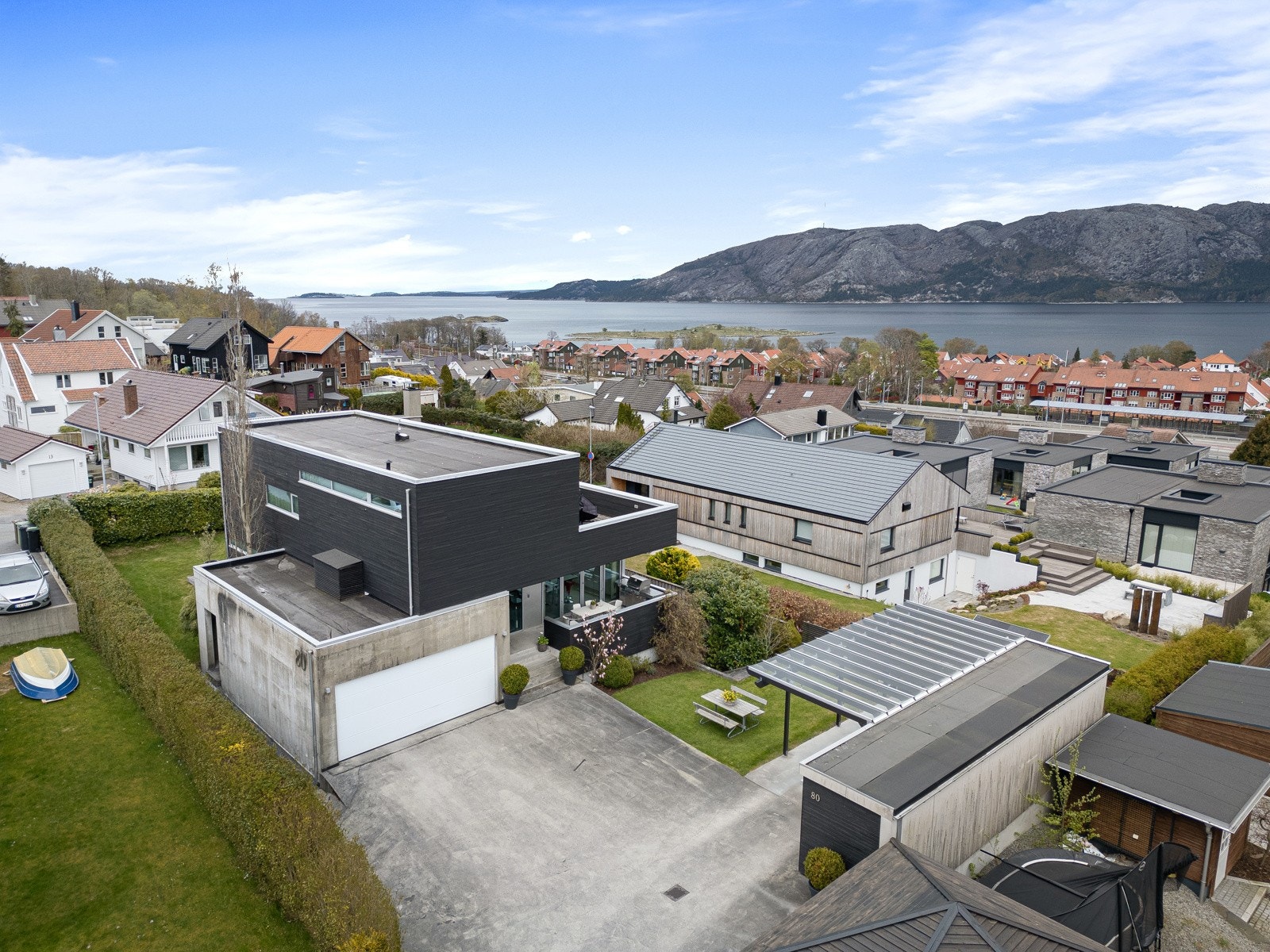Romslig garasje og carport gir god plass til parkering og lagring. Galleribilde