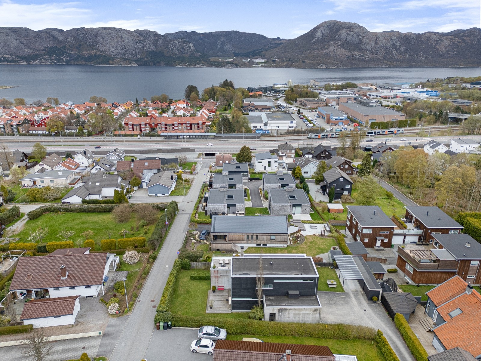 Stavanger sentrum er ca. 10 minutter unna med bil eller tog, og du kan enkelt spasere til Forus om ønskelig. Kort vei også til næringsområdet på Forusstranden, båthavn og stranden på Frøystad Gård. Galleribilde