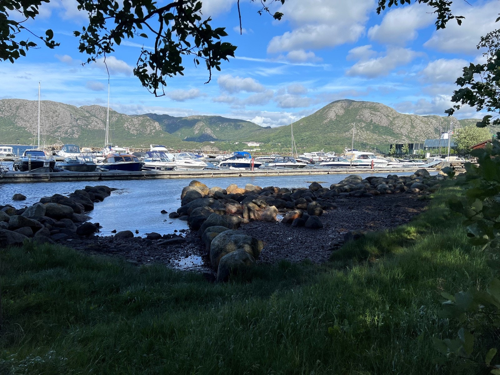 Nærområde: badestranden på Frøystad Gård er kun en 5 minutters spasertur unna. Her kan man nyte late sommerdager. Galleribilde