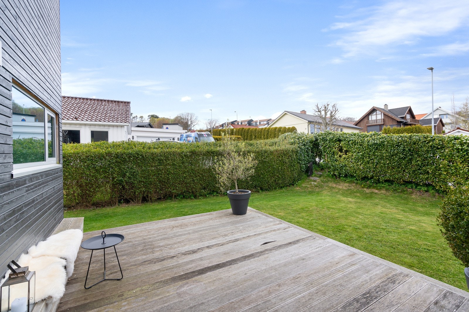 Lun terrasse hvor man kan nyte kveldssolen på bakkeplan. Galleribilde