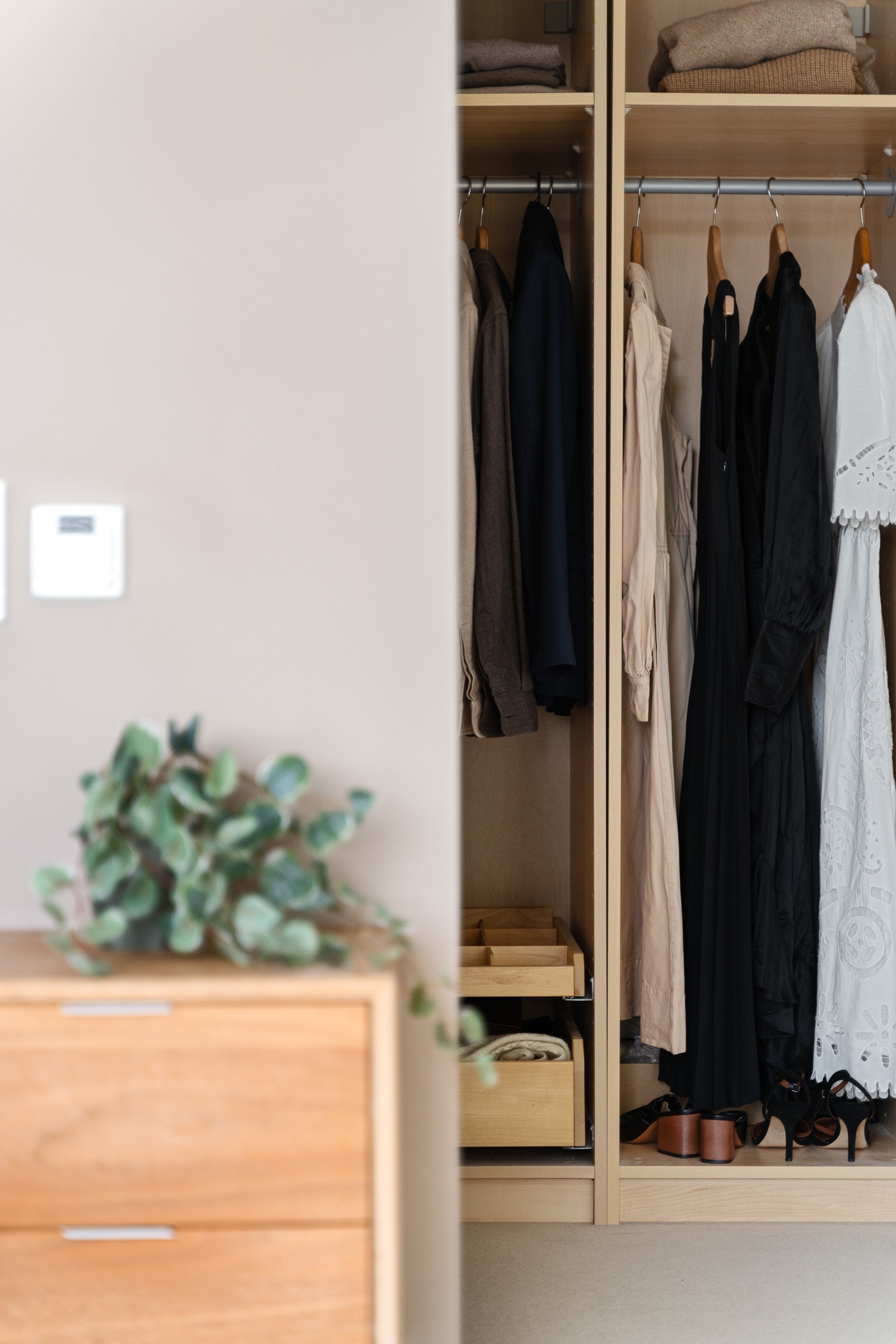 Praktisk og lekker Walk in closet med meget stor kapasitet. Galleribilde