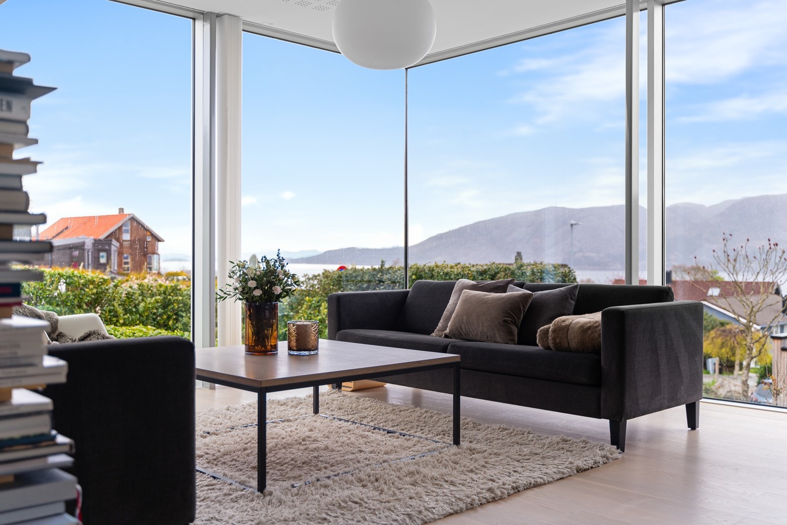 - Integrert og sentralstyrt Audio / Video system levert av A/V Prosjekt i Sandnes. Distribuert Audio (Sonos) i alle oppholdsrom. Galleribilde