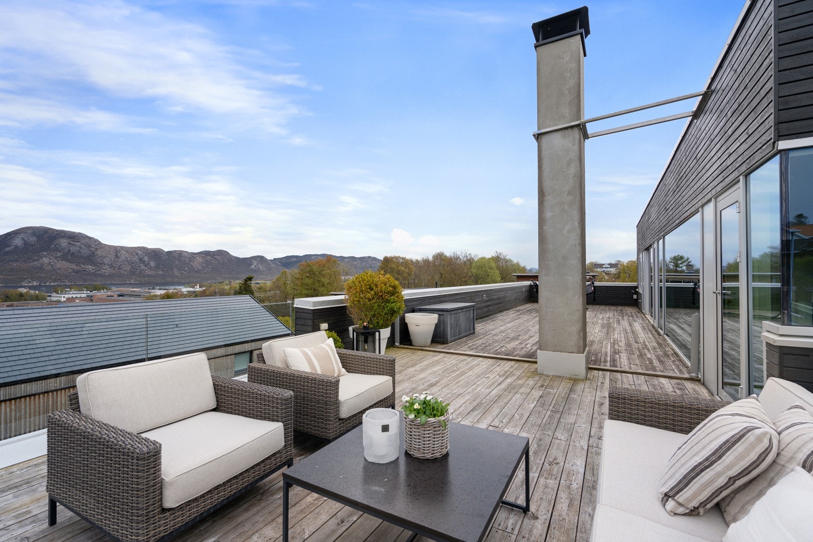 Usjenert terrasse med fantastisk utsikt fra Sandnes i sør til jørpeland i nord. Galleribilde