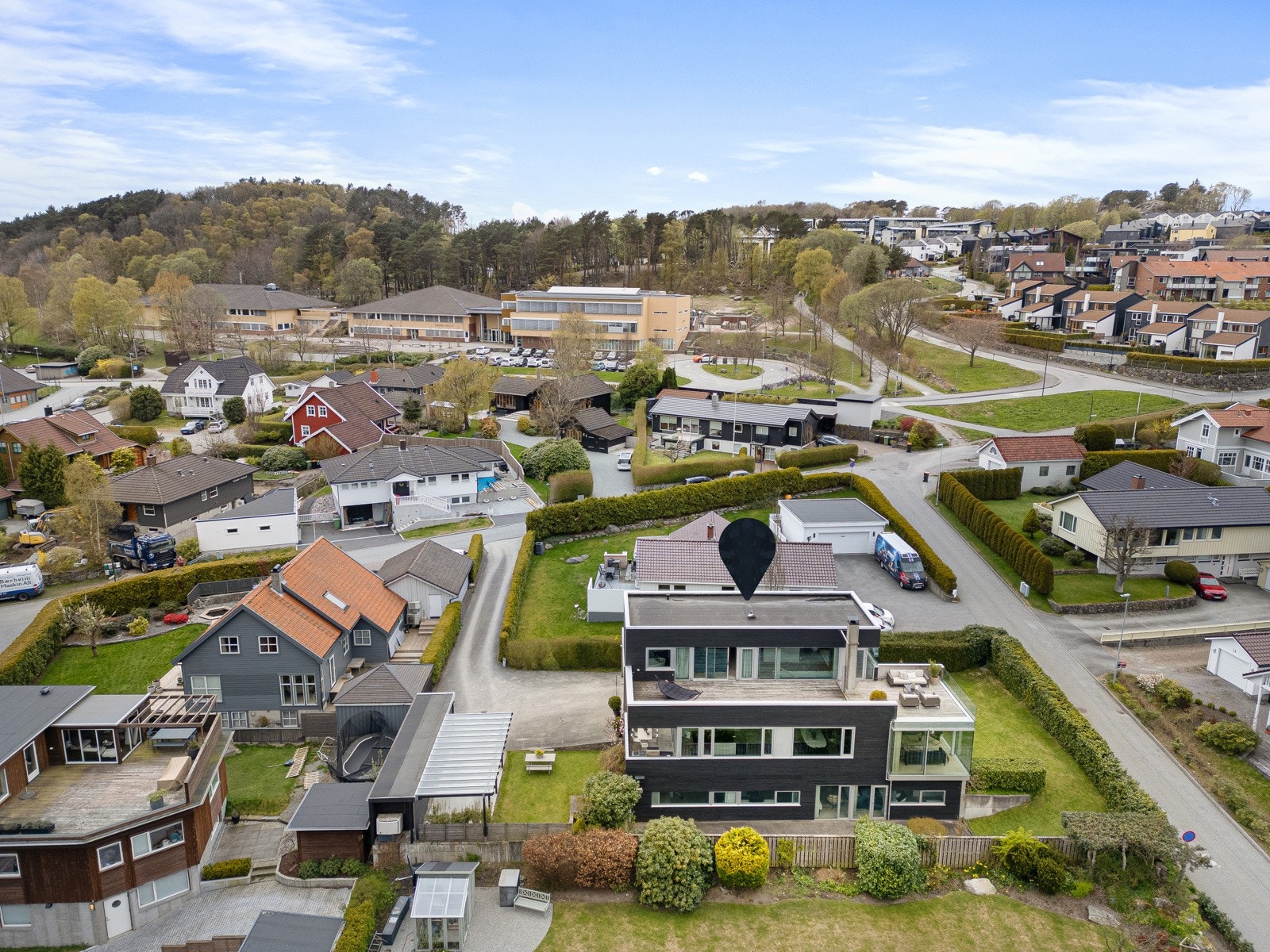 Ut hageporten er det kun 150 meter på trygg skolevei til Gausel skole og den britiske skolen. Dronningåsen Barnehage ligger 200 meter unna. Galleribilde