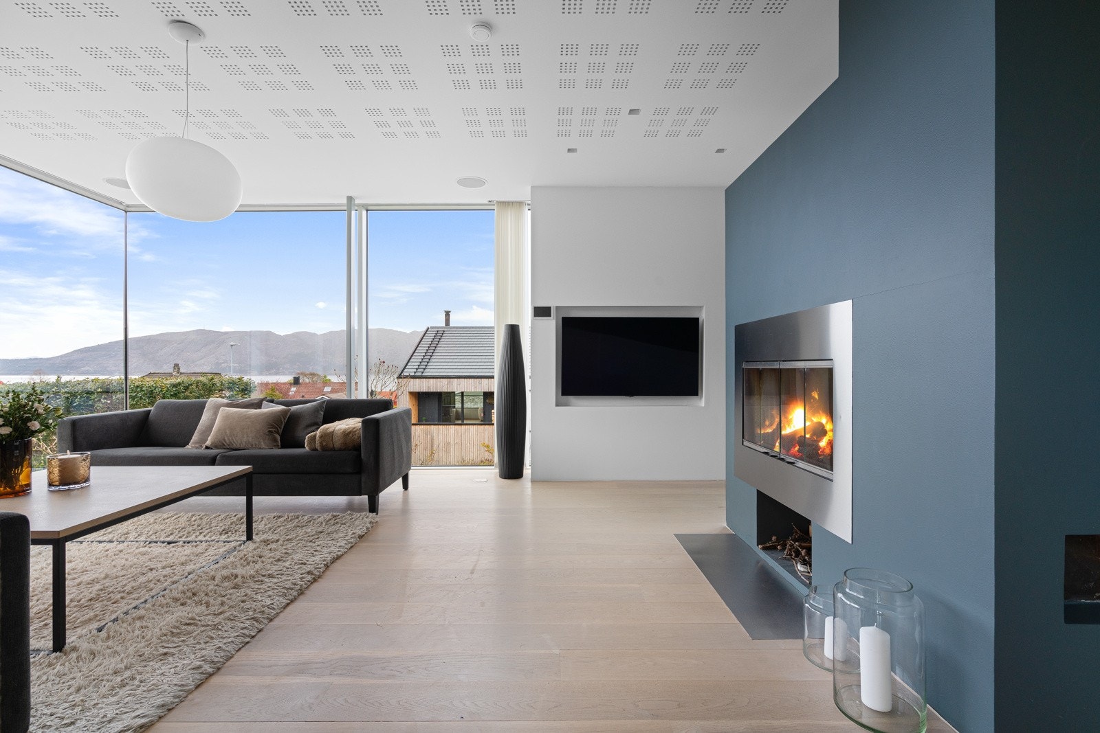 Innfelt TV nisje, lyd dempende plater i himling og innfelte elektriske lameller. Galleribilde