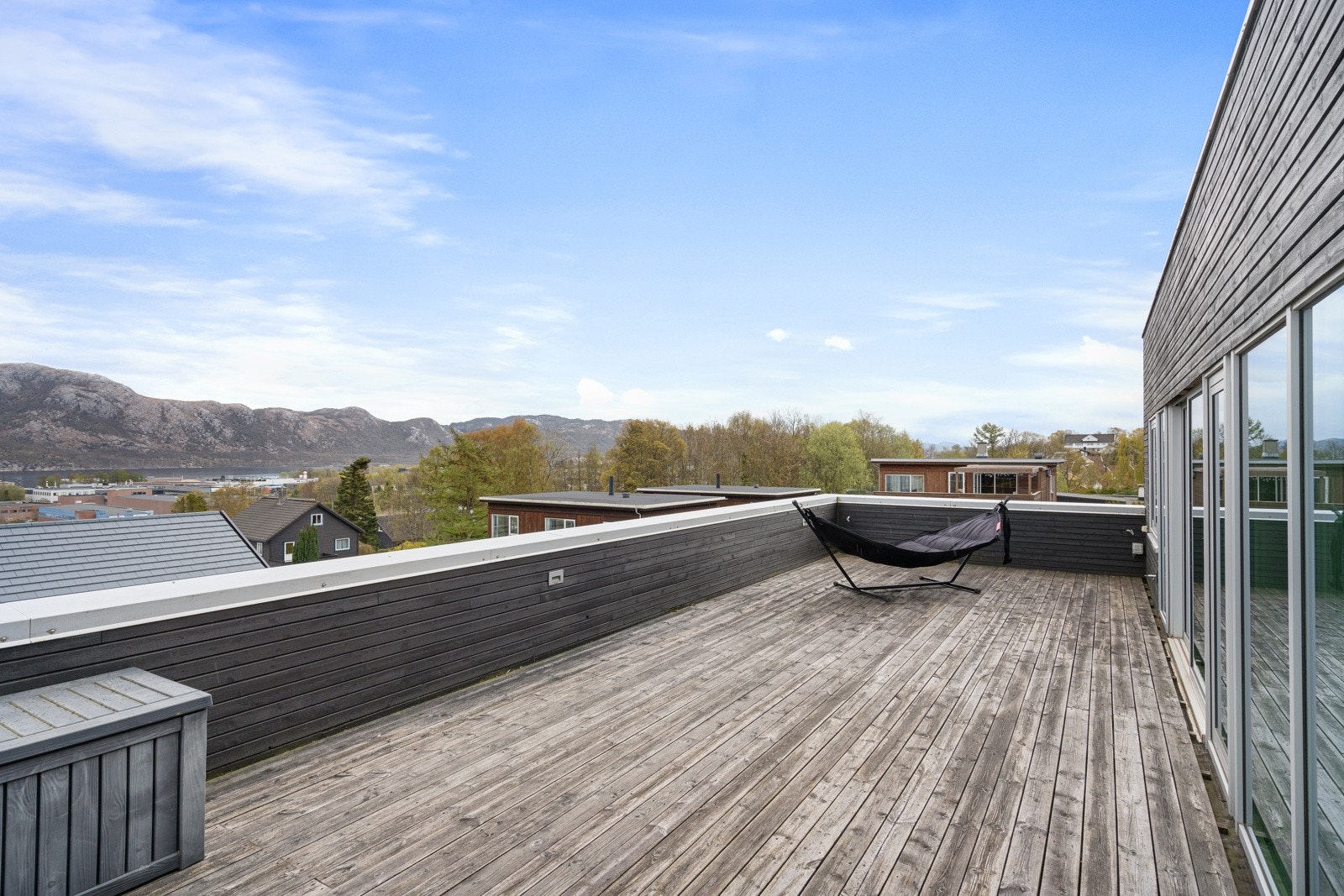 Usjenert terrasse med fantastisk utsikt fra Sandnes i sør til jørpeland i nord. Galleribilde