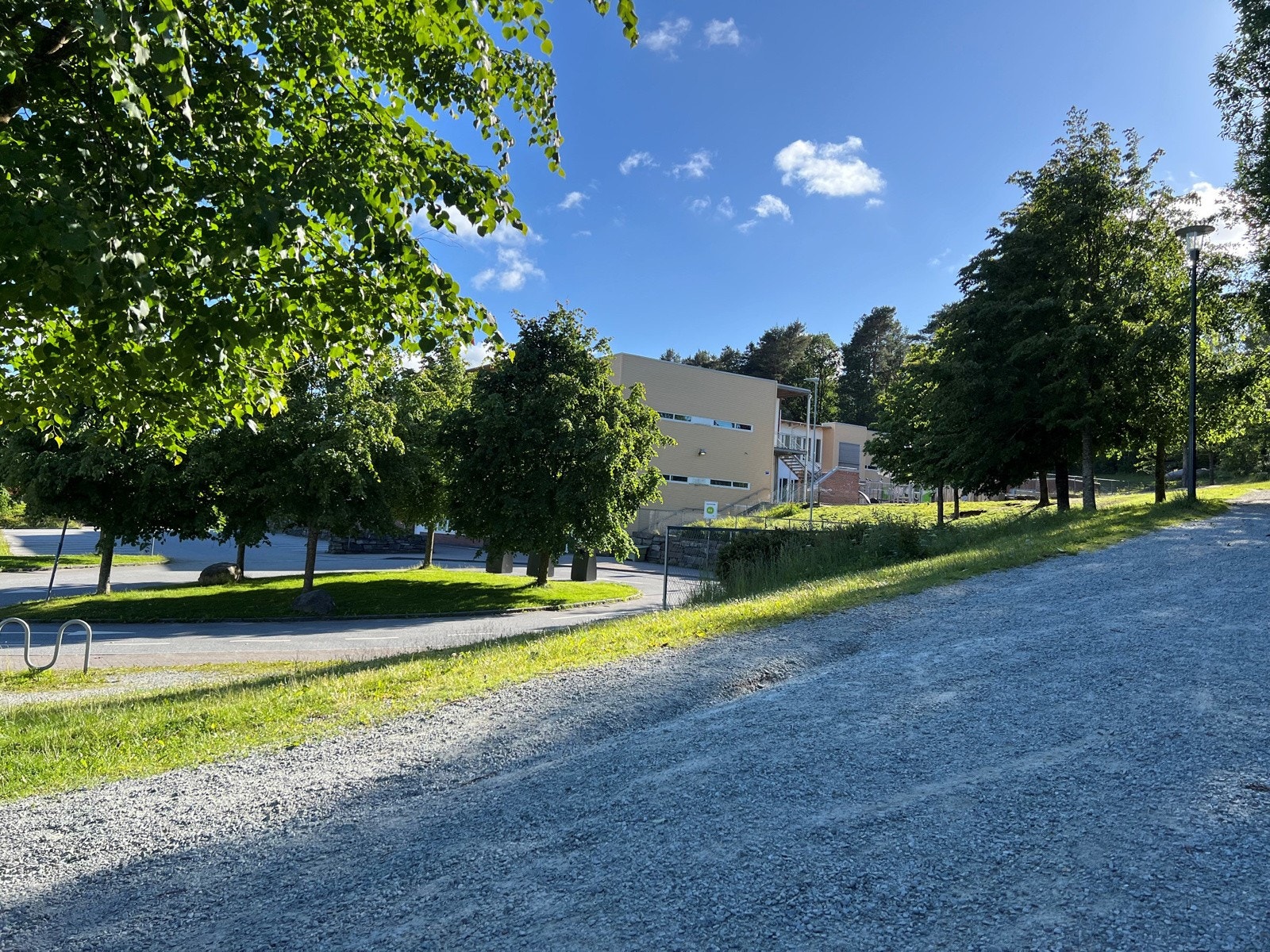 Trygg og kort skolevei i naturskjønt område. Galleribilde