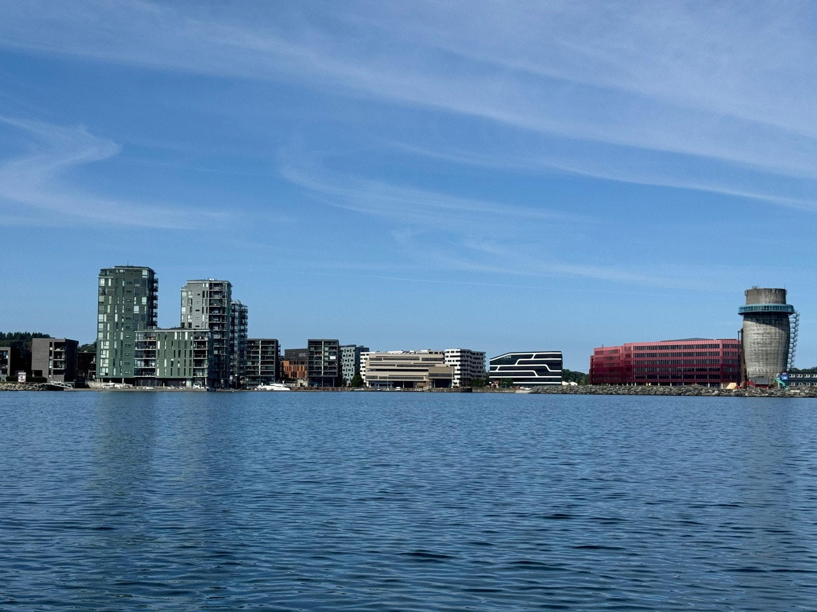 Eiendommen ligger sentralt plassert midt mellom Stavanger og Sandnes med kort avstand til forretnings- og næringsområdene ved Jåttåvågen. Galleribilde