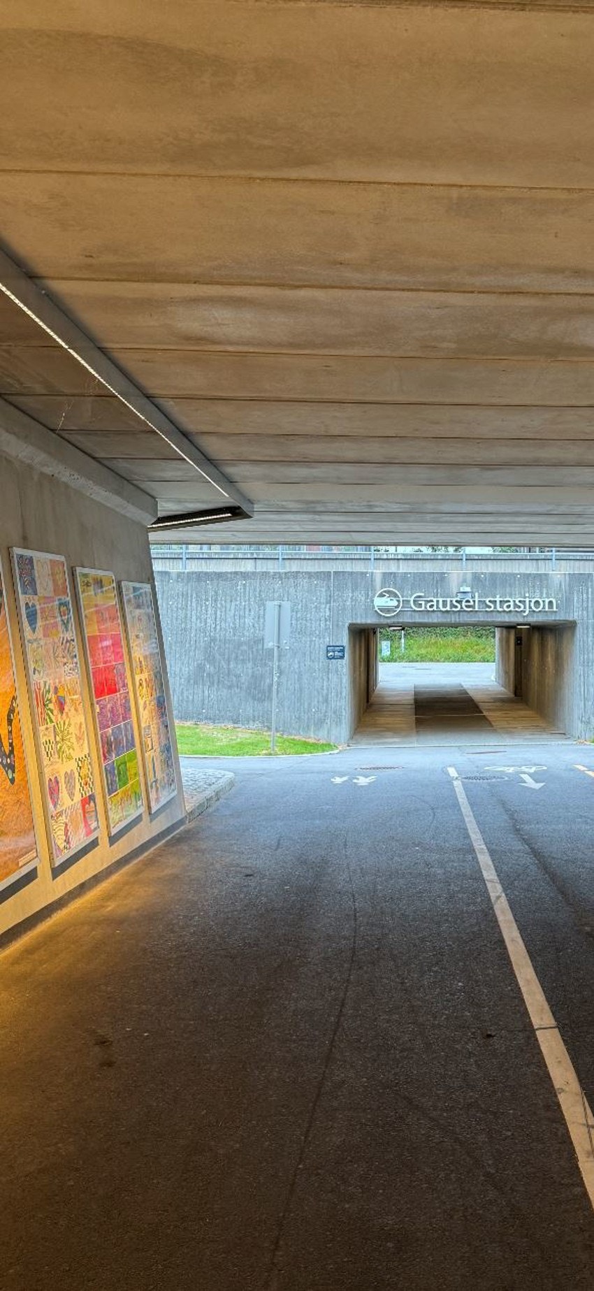 Gausel stasjon ligger 3 minutters spasertur fra boligen. Hyppige avganger både nord og sør. Man er i Sandnes på 6 minutter og i Stavanger sentrum på 11 minuttter. Bysykler og parkering for reisende ved stasjonen. Galleribilde