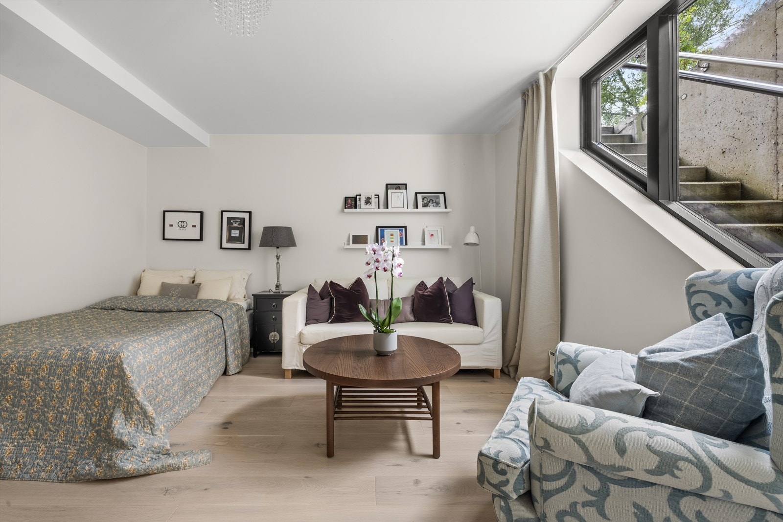 Underetasjen har også muligheter for å etablere hybel med god inntekt. Det er egen usjenert adkomst og denne delen er naturlig adskilt fra resten av huset. Galleribilde