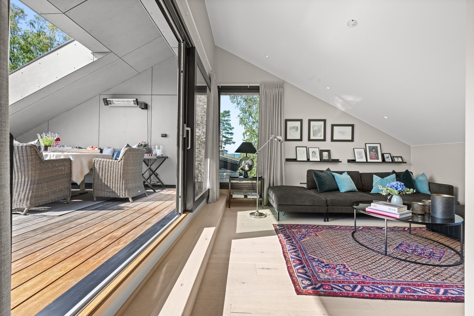 Stuen har direkte utgang gjennom store skyvedører til en fantastisk takterrasse. Terrassen fungerer som en forlengelse av rommet i sommerhalvåret. Galleribilde