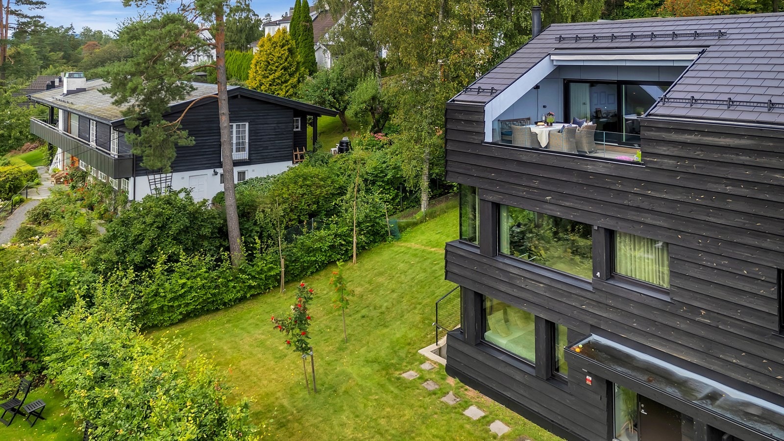 Elektriske persienner og markise over hele takterrasse - styres med fjernkontroll, mulighet for app. Galleribilde