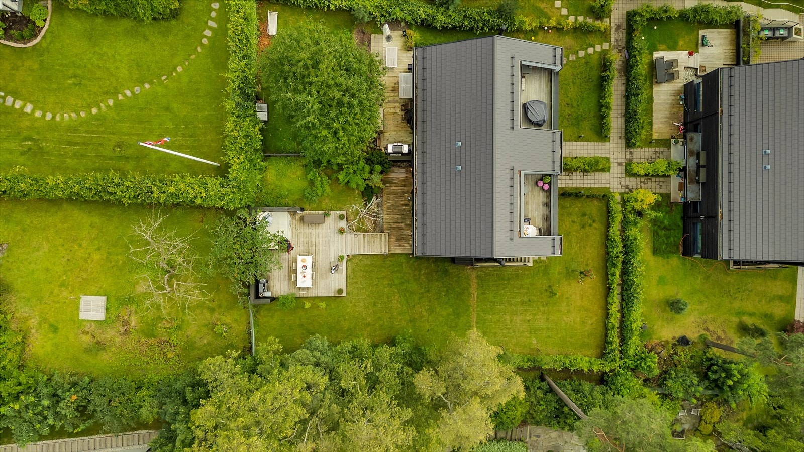 Eiendommen har en ideell plassering øverst og innerst på vestsiden for optimale solforhold og er flott opparbeidet med gressplen, beplantning, frukttrær og flere uteplasser. Her er det enkel adkomst mellom de sosiale sonene inne og ute. Galleribilde