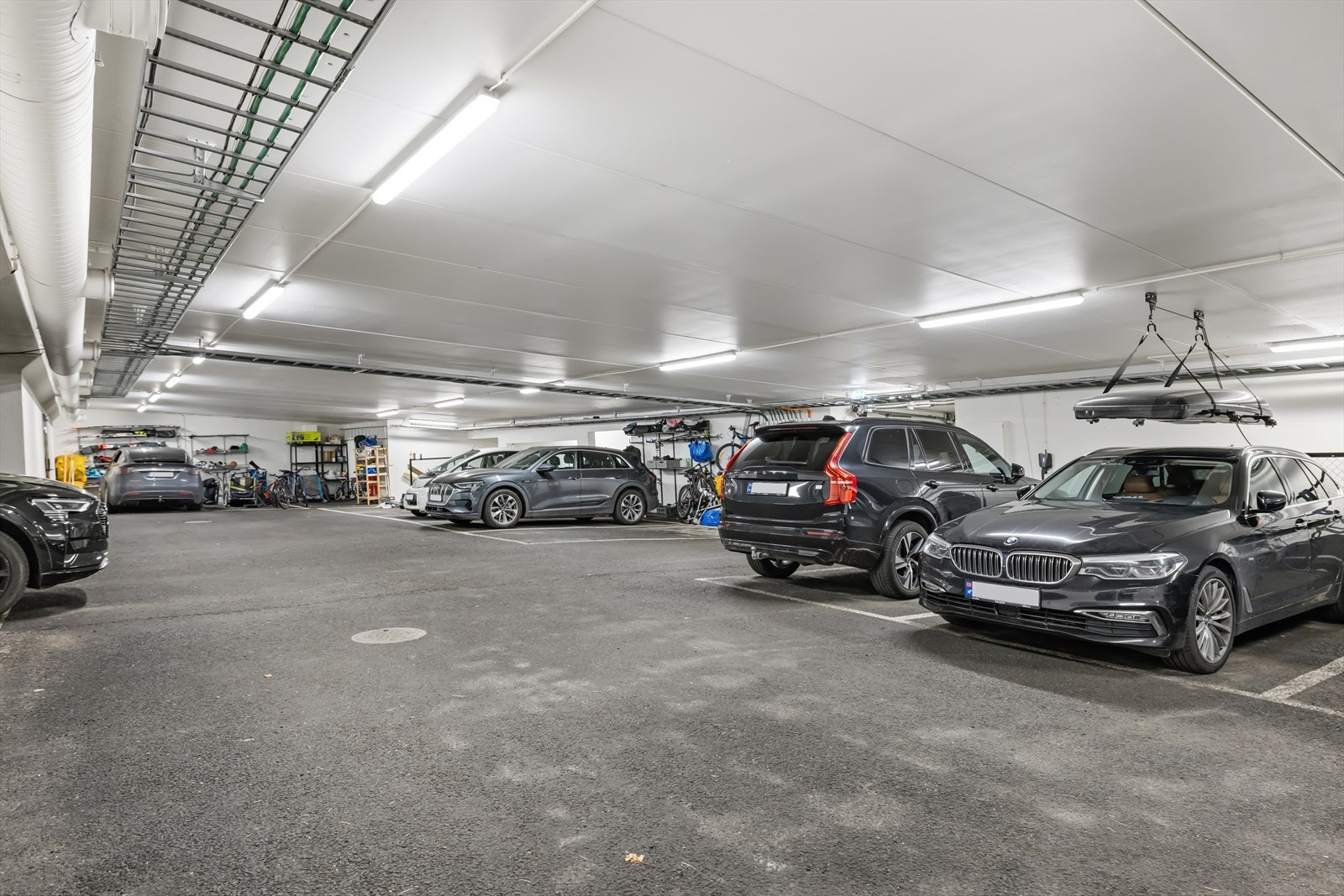 Det medfølger to gode garasjeplasser i felles anlegg med elbillader og egen måler. Galleribilde