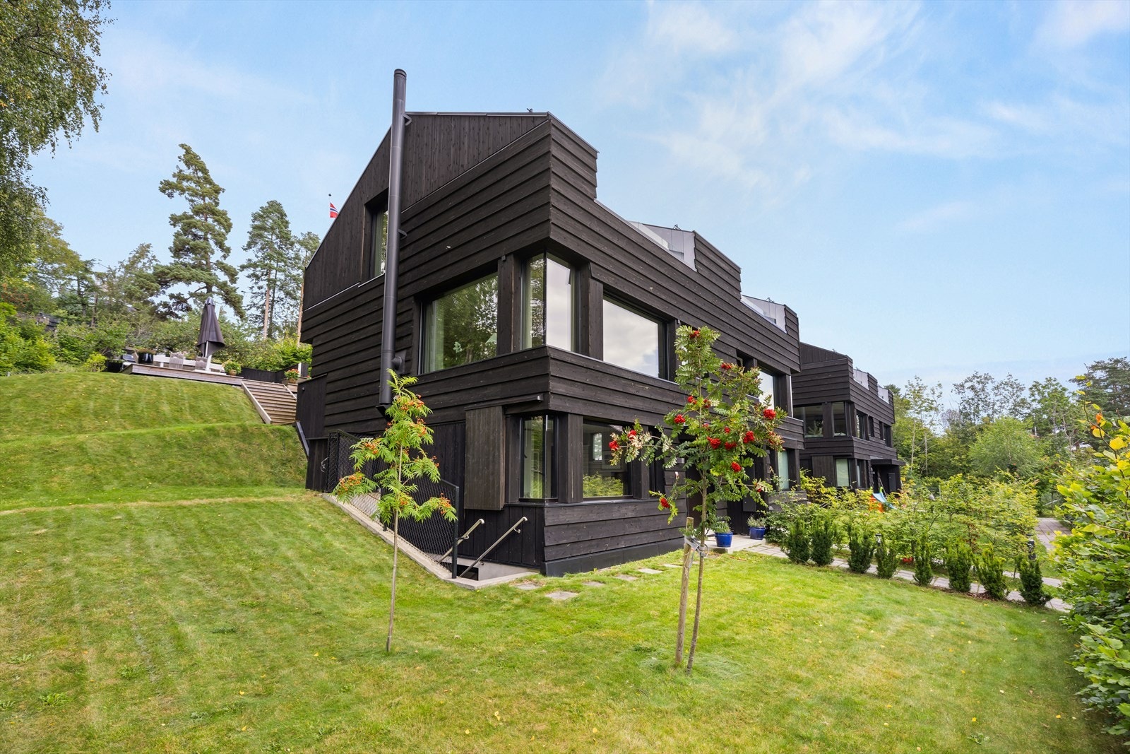 Eiendomsmegler Trym Valved har gleden av å presentere Krags vei 4C! - Familievennlig tomannsbolig fra 2020 med fantastisk fjordutsikt. Garasje, solrike terrasser, hage og mulighet for hybel. Galleribilde