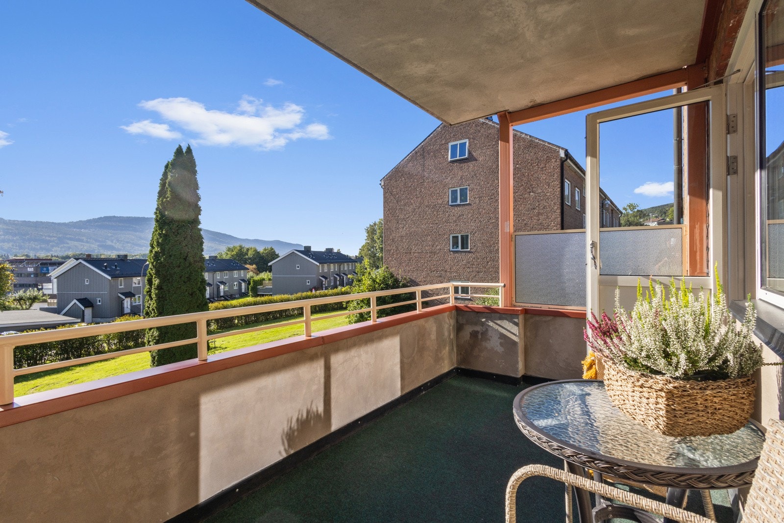 Balkongen er overbygget og har gode solforhold Galleribilde