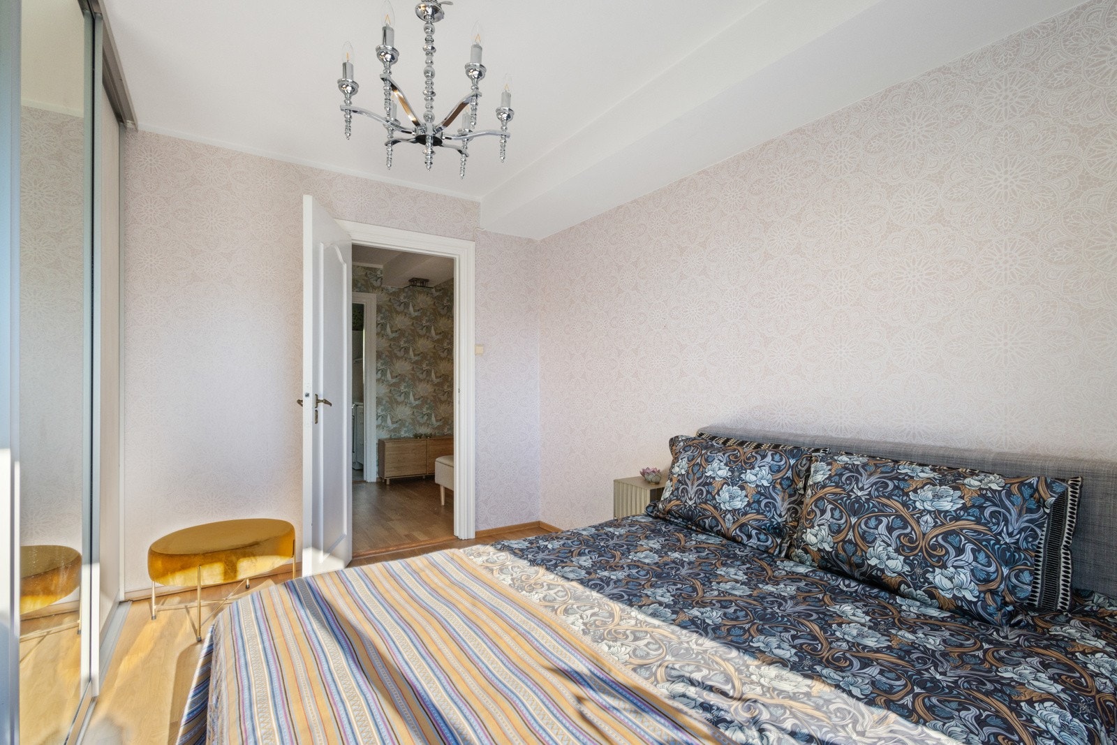 Hovedsoverommet har skyvedørsgarderobe langs en hel vegg Galleribilde