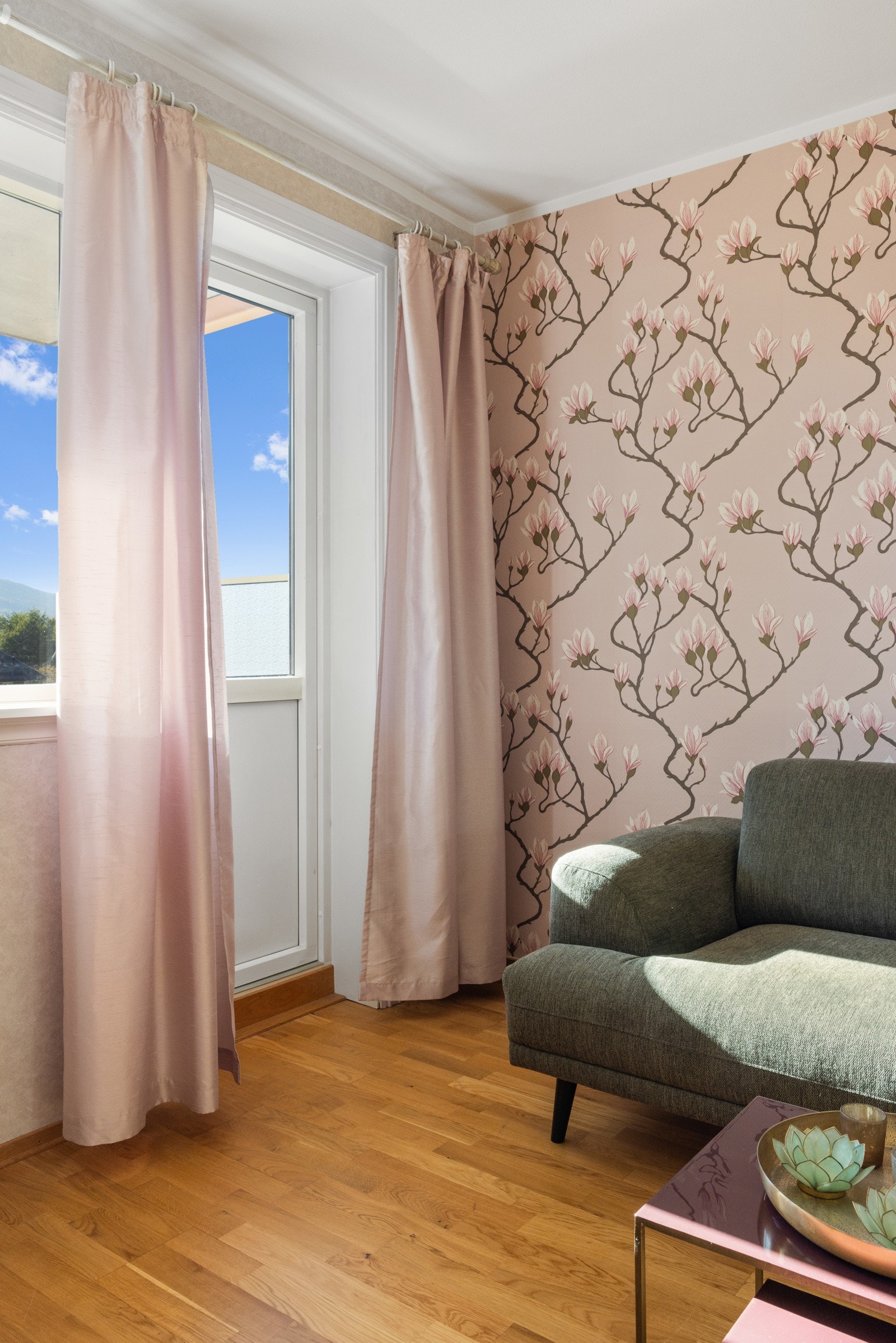 Detaljbilde som viser tapetet i stuen Galleribilde