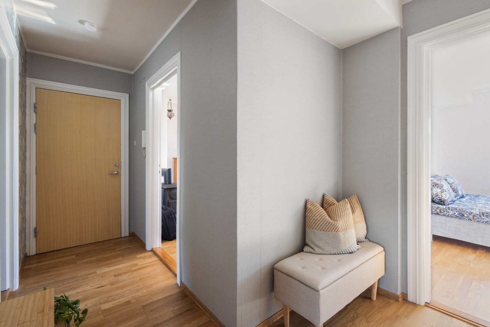 Det er plass til et ekstra klesskap ved inngangen til hovedsoverommet Galleribilde