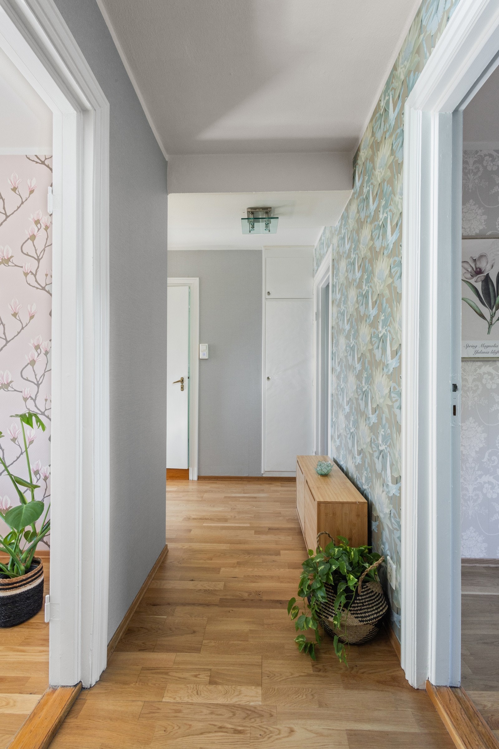 Innerst i gangen er det et klesskap med ekstra god høyde Galleribilde