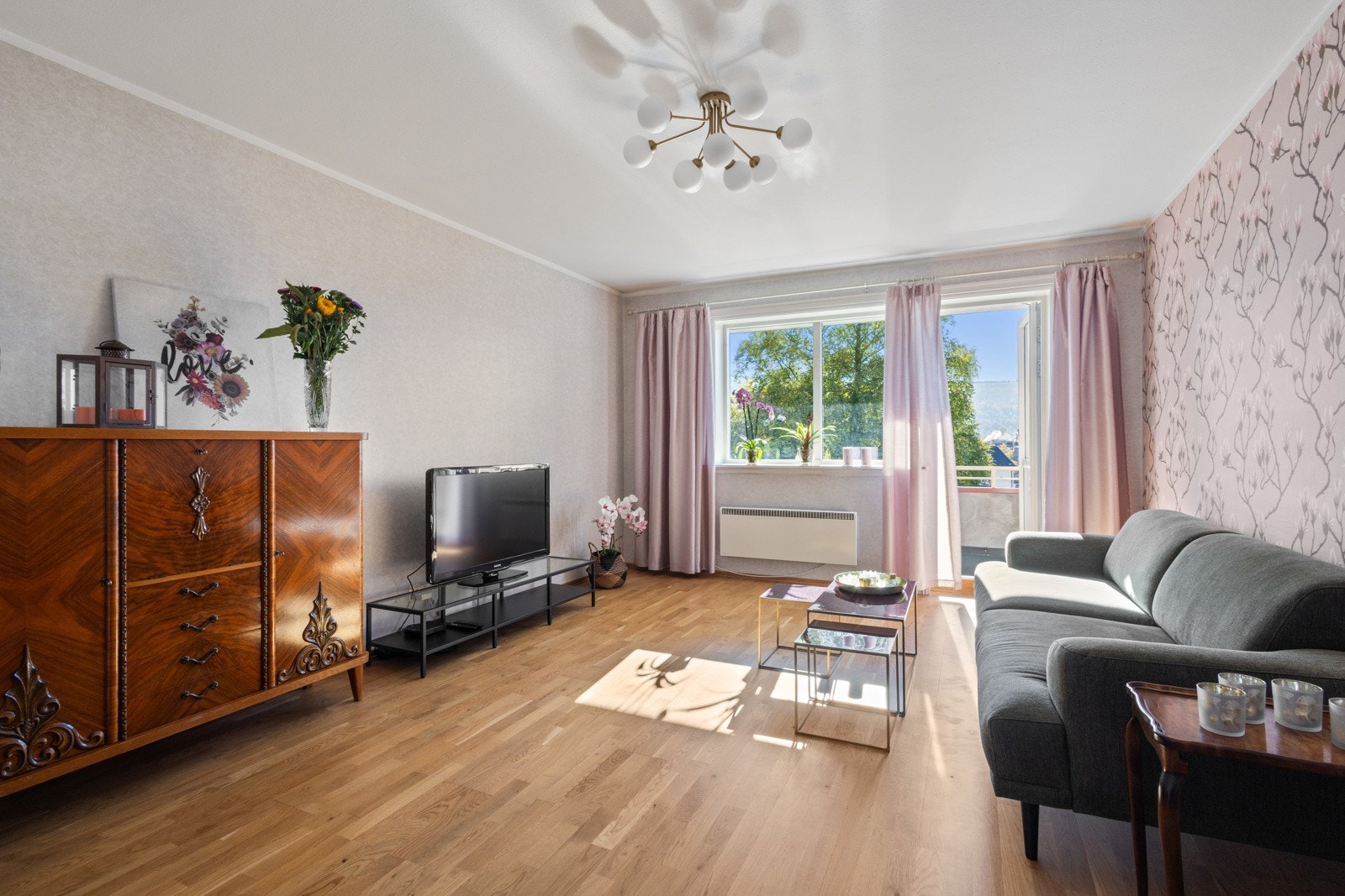 Fra stuen er det utgang til en romslig balkong Galleribilde