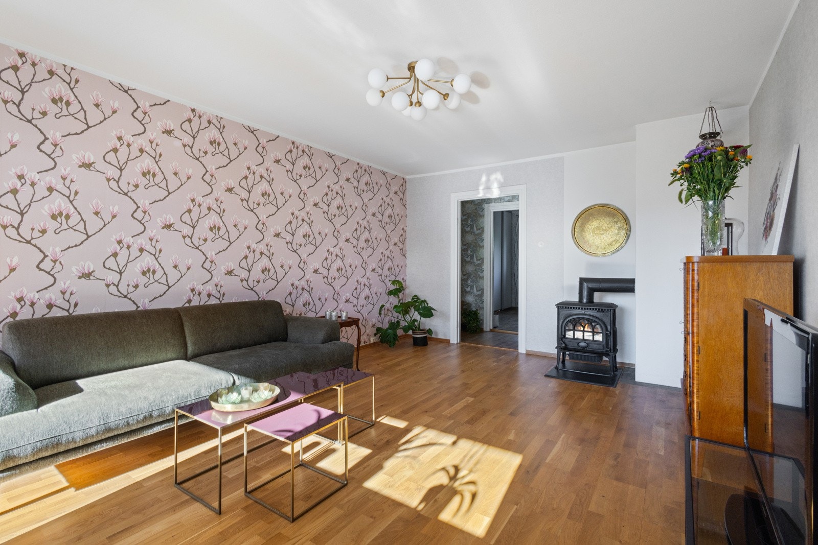 Stuen har peisovn innenfor døren Galleribilde