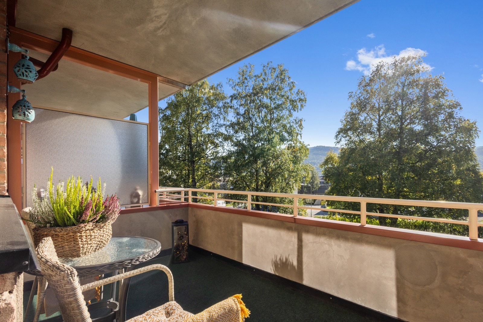 Her kan du nyte solen etter arbeid samtidig som du skjermes mot innsyn av store, vakre trær Galleribilde